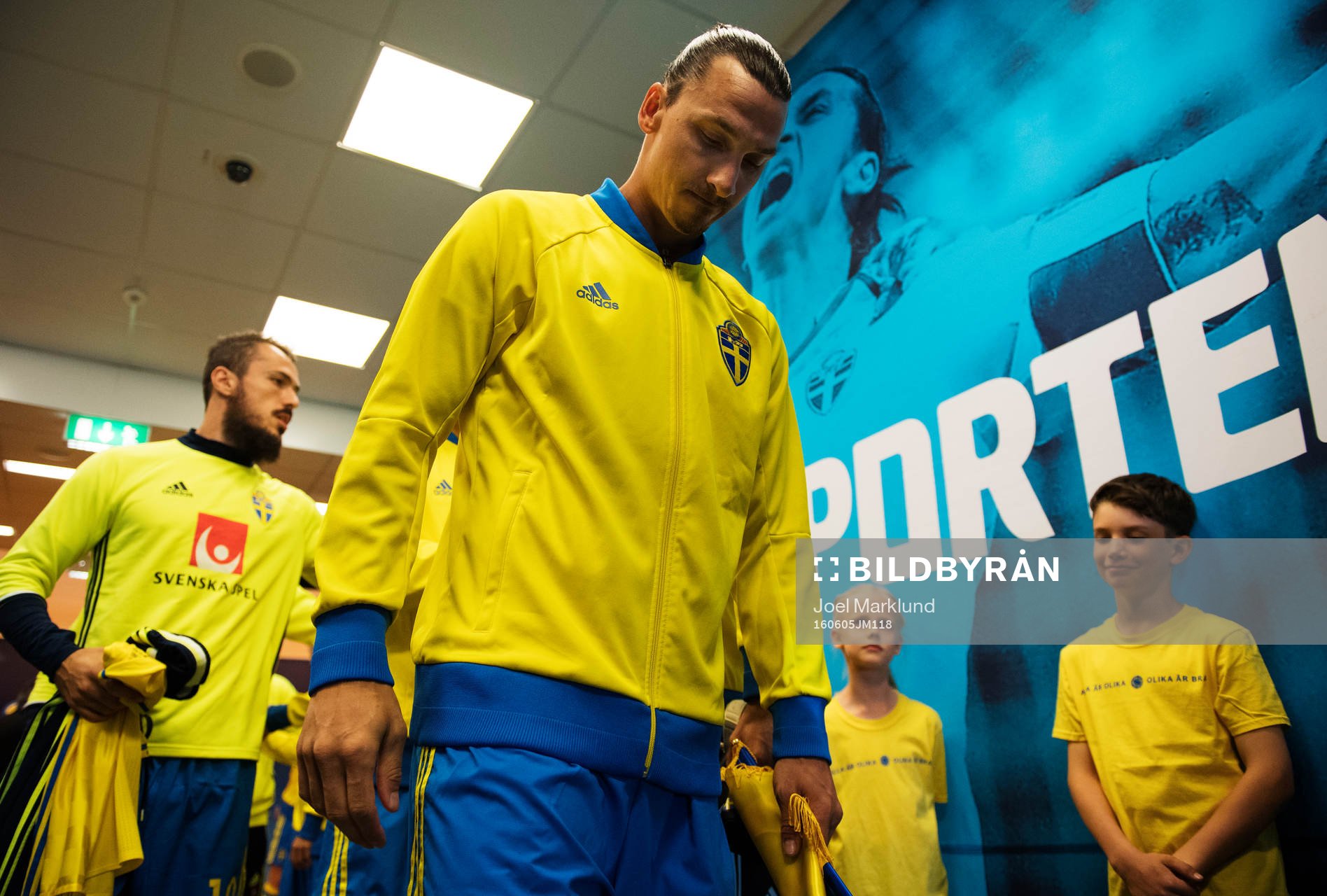 Sveriges Emir Kujovic och Zlatan Ibrahimovic i spelargången
