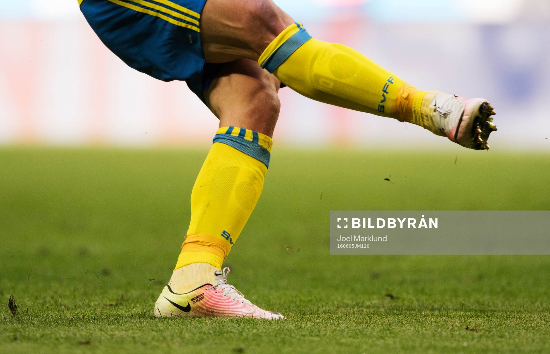 Sveriges Zlatan Ibrahimovic skjuter ett skott