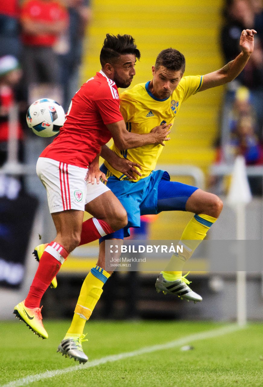 Wales Neil Taylor och Sveriges Mikael Lustig under fotbollslandskampen mellan Sverige och Wales den 5 juni 2016 i Stockholm.