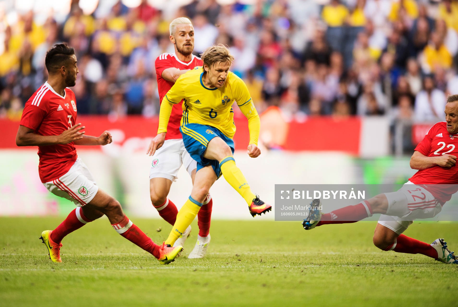 Sveriges Emil Forsberg skjuter in 1-0