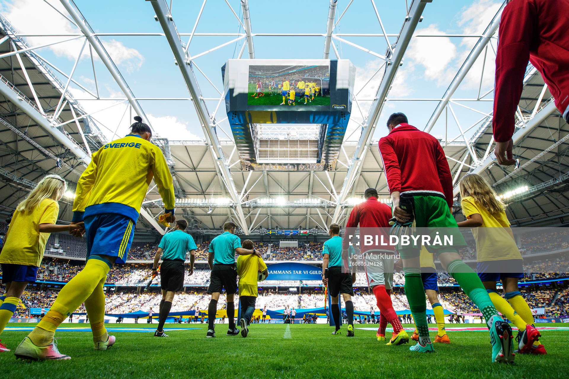 Lagen gör entré till fotbollslandskampen mellan Sverige