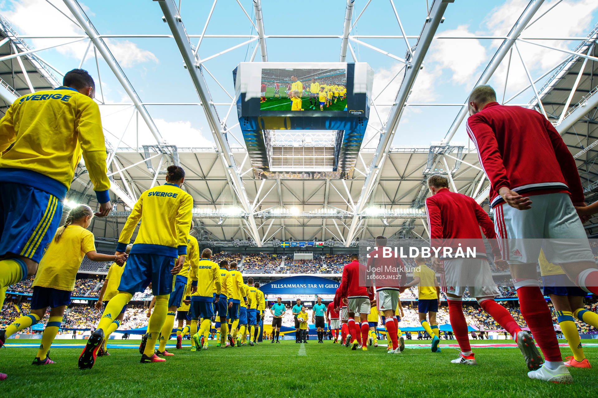 Lagen gör entré till fotbollslandskampen mellan Sverige