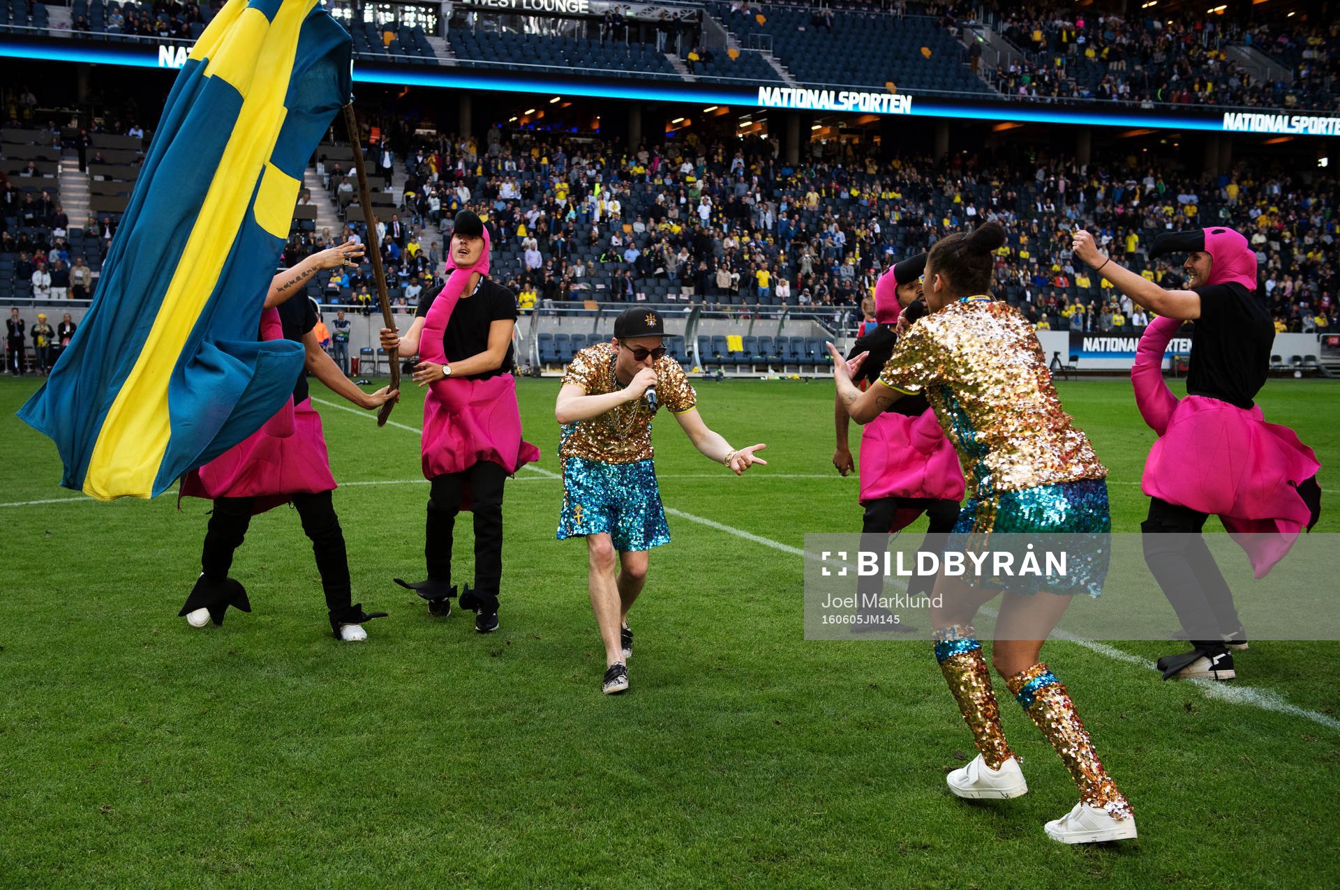 Frej Larsson och Joy framför EM-låten Mitt Team i