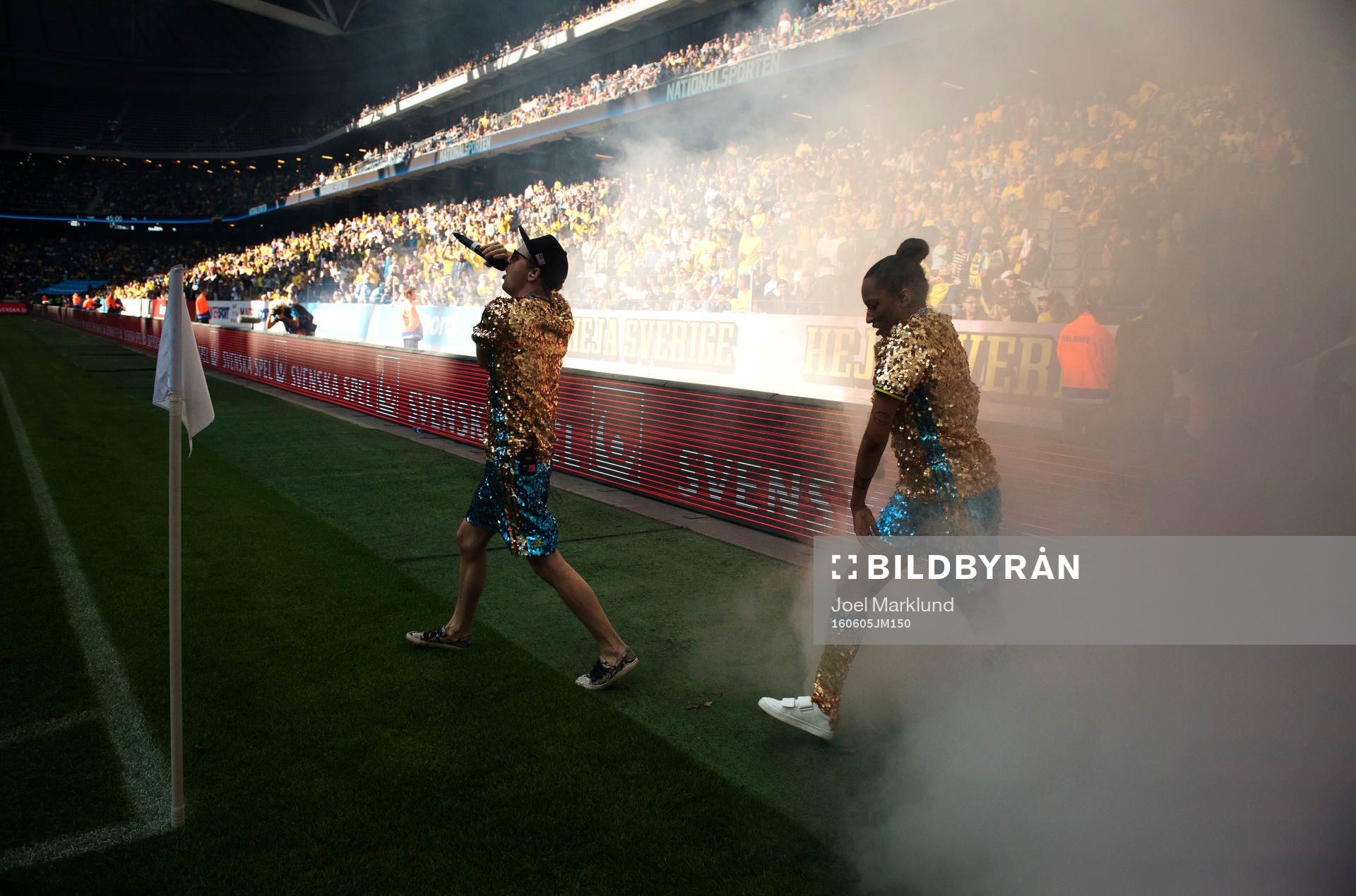 Frej Larsson och Joy framför EM-låten Mitt Team i