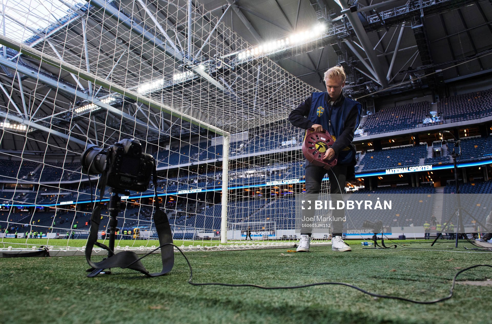 Bildbyråns fotograf Joel Marklund preparerar fjärrstyrda