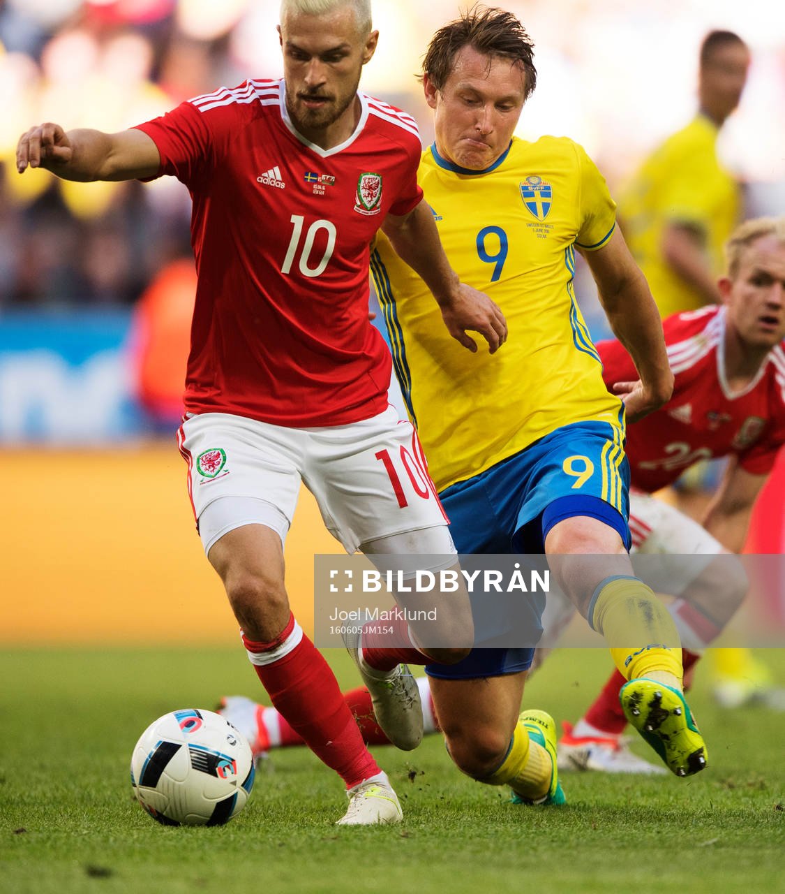 Wales Aaron Ramsey jagas av Sveriges Kim Källström