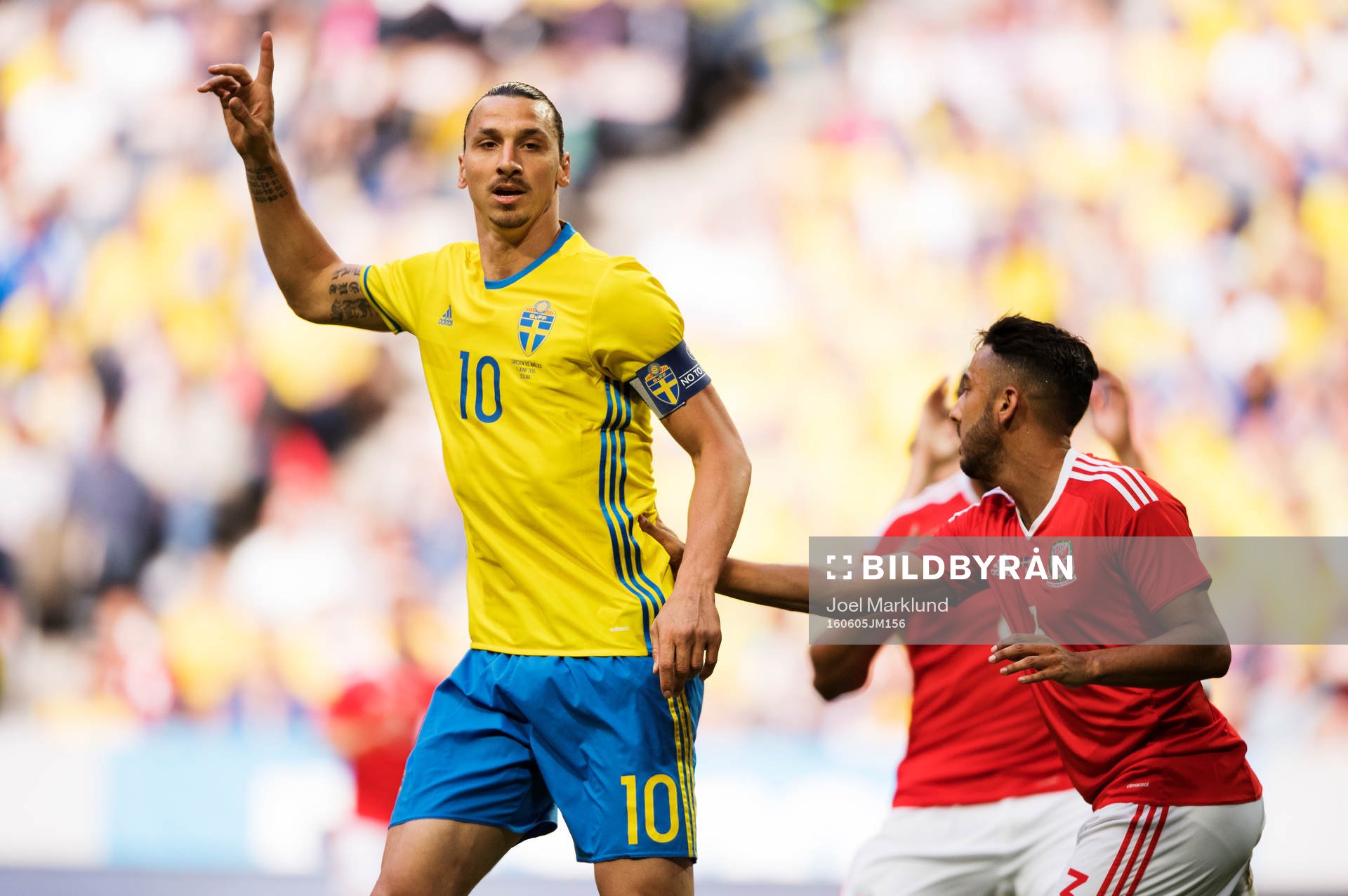 Sveriges Zlatan Ibrahimovic och Wales Neil Taylor under fotbollslandskampen mellan Sverige och Wales den 5 juni 2016 i Stockholm.