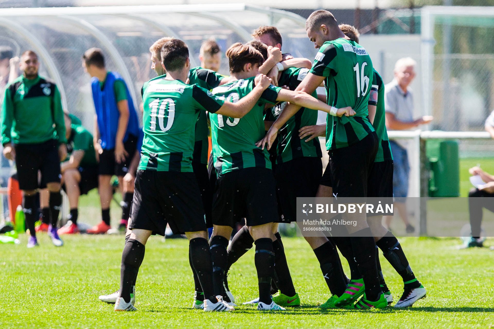 Högaborgs spelare jublar efter sitt andra mål under fotbollsmatchen i Division 2 Västra Götaland mellan Helsingborgs IF Akademi och Högaborg den 6 juni 2016 i Helsingborg.