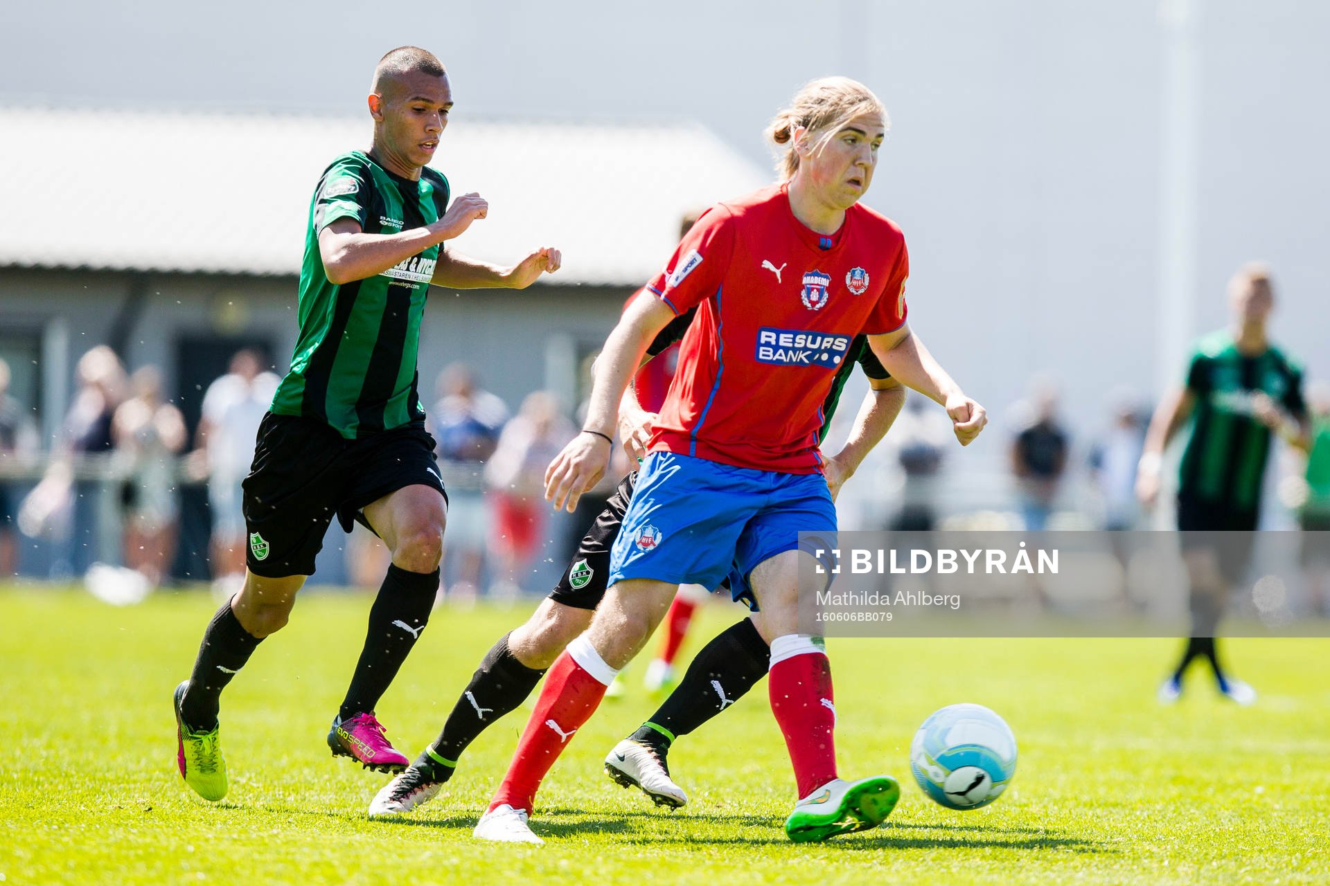 Helsingborgs Charlie Weberg drive med bollen framför