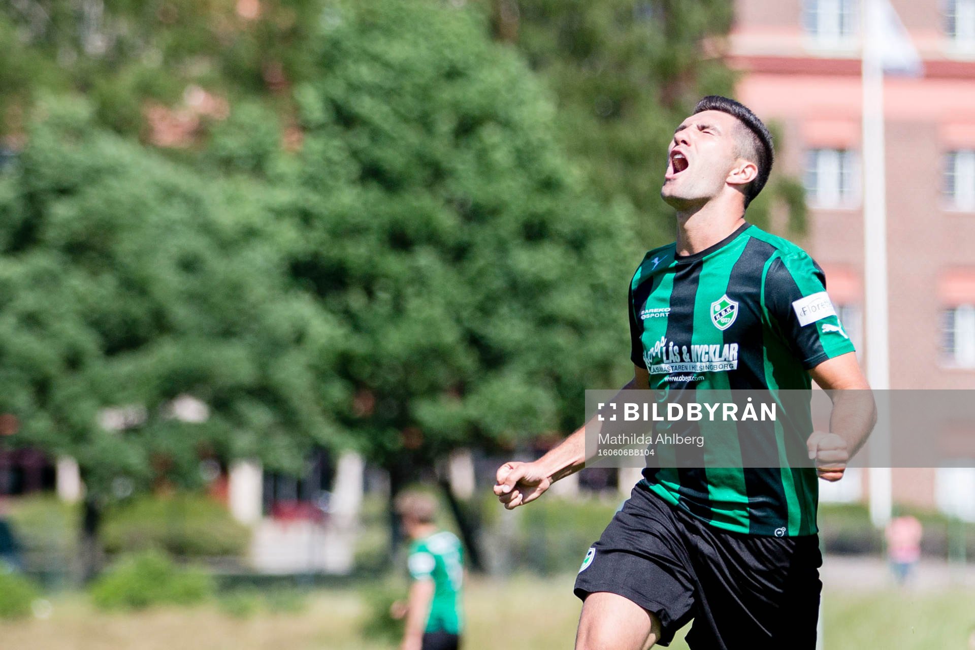 Högaborgs Robert Mirosavic jublar efter sitt mål under fotbollsmatchen i Division 2 Västra Götaland mellan Helsingborgs IF Akademi och Högaborg den 6 juni 2016 i Helsingborg.