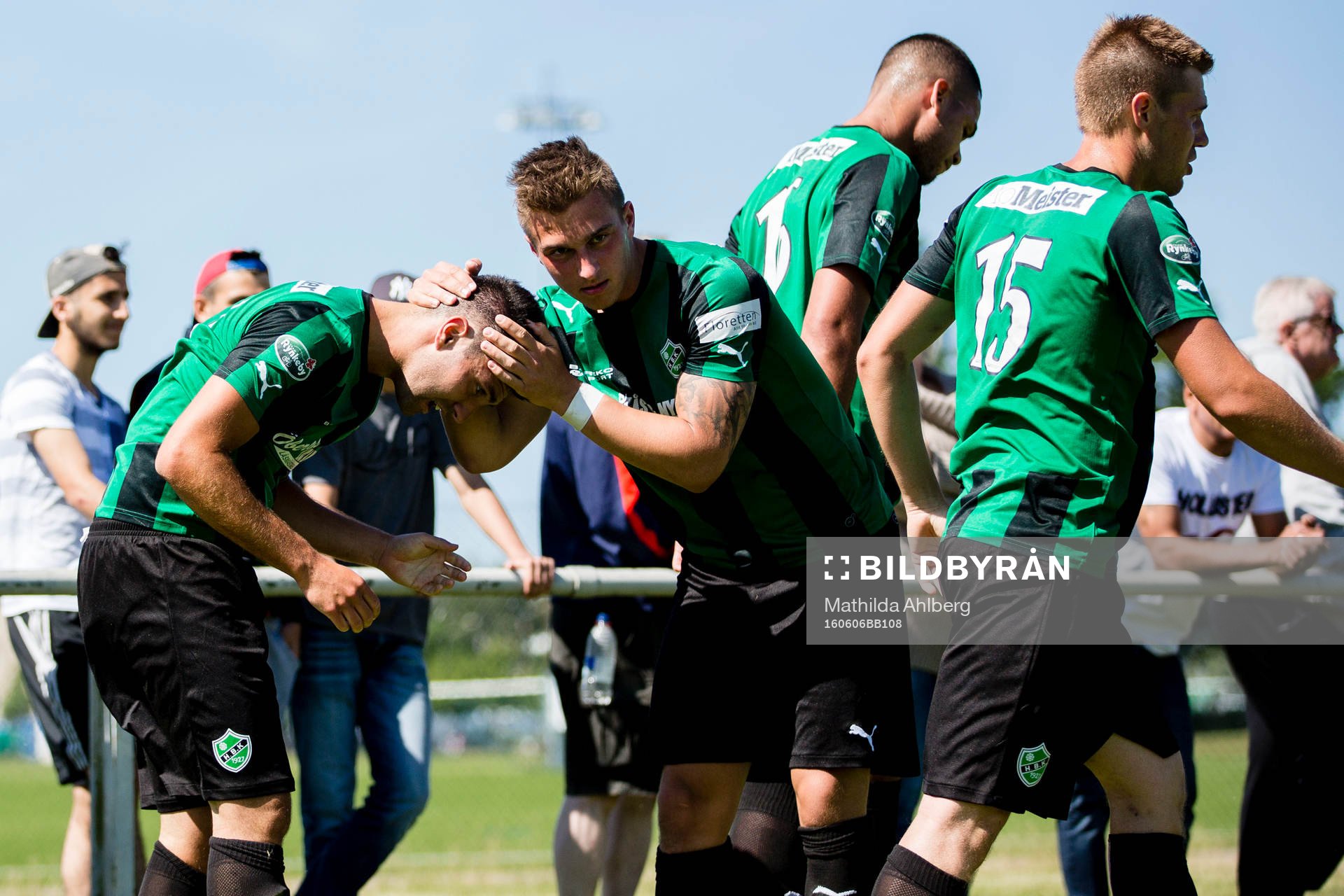 Högaborgs Robert Mirosavic jublar med lagkamrater