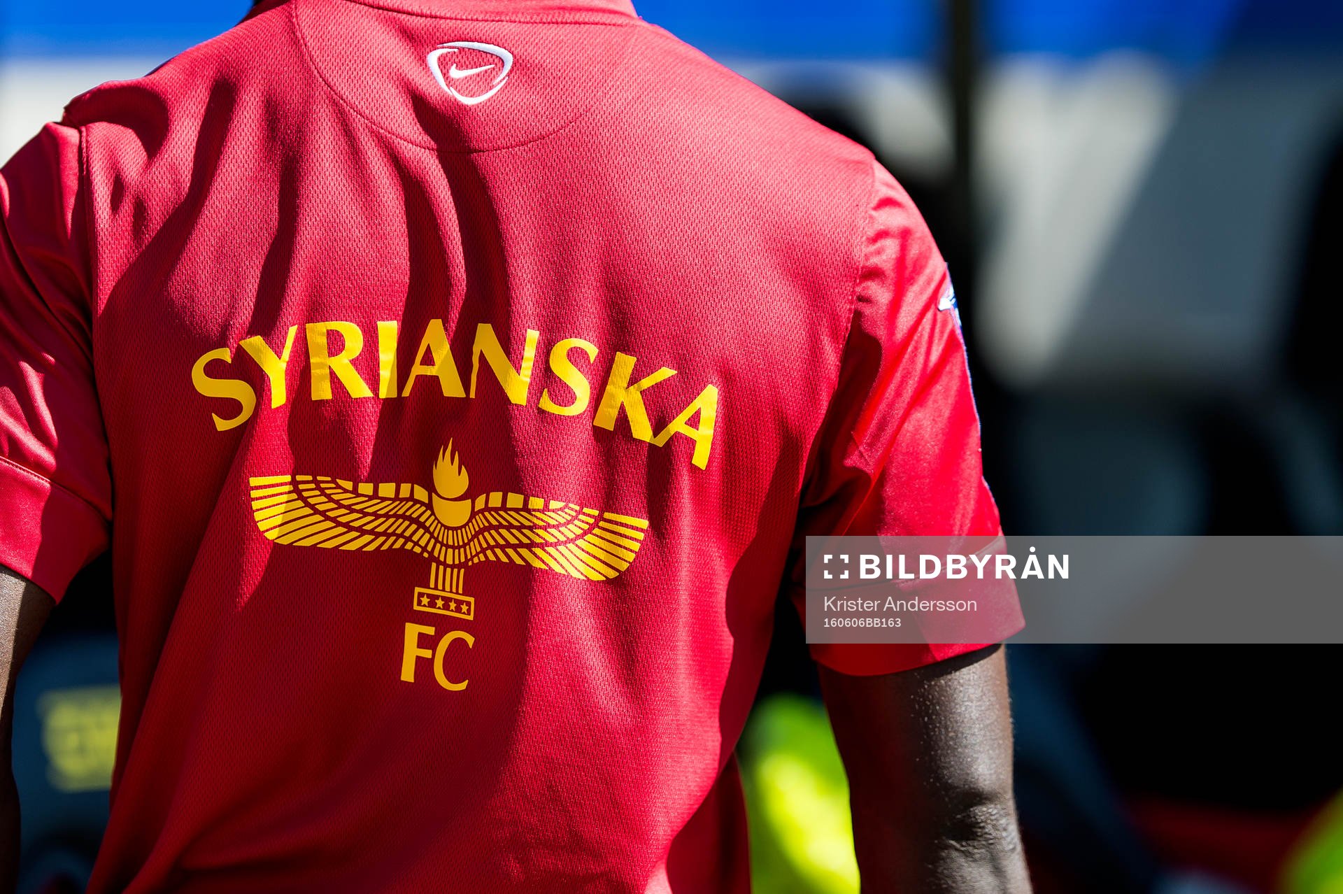 Syrianskas klubbemblem före fotbollsmatchen i Superettan