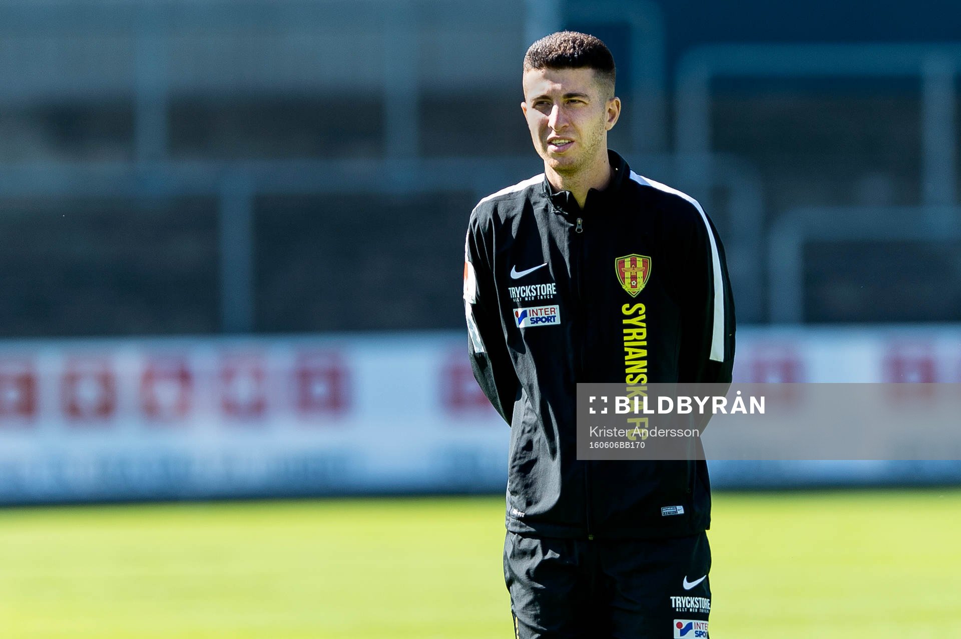 Syrianskas tränare Steven Younan  före fotbollsmatchen i