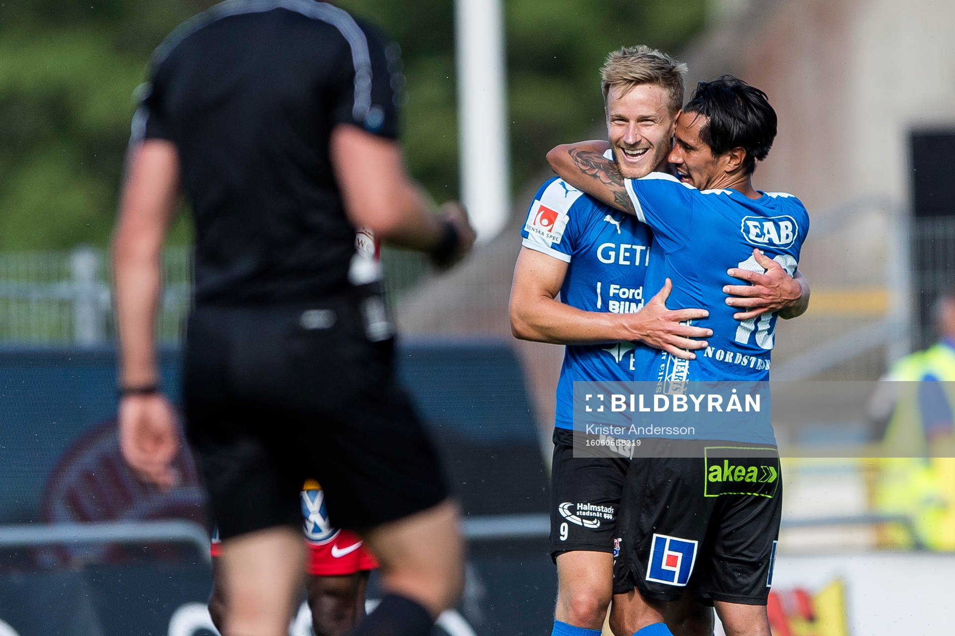 Halmstads Alexander Ruud Tveter (v) har gjort 1-0 och