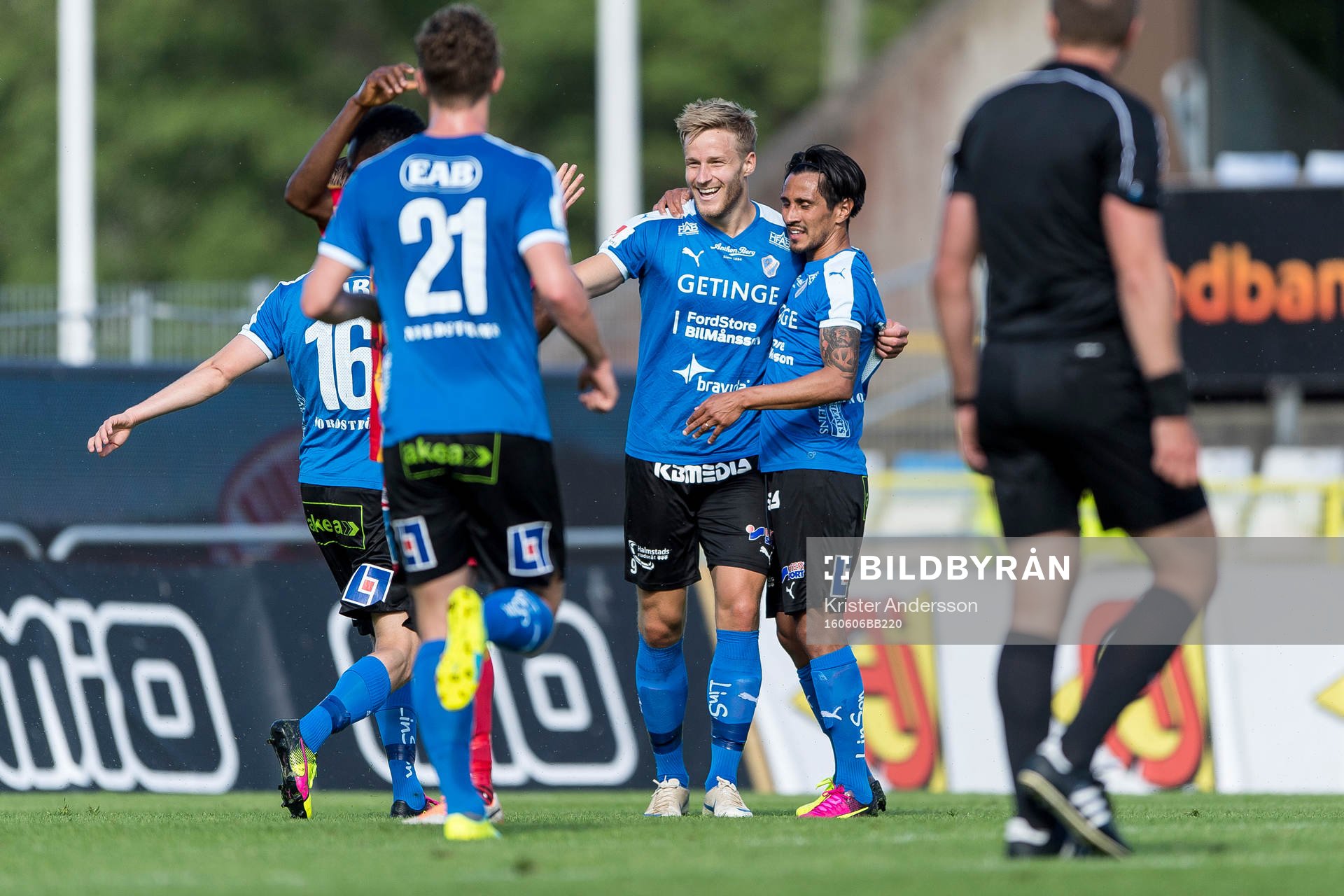 Halmstads Alexander Ruud Tveter ( i mitten) har gjort 1-0 och jublar med laget under fotbollsmatchen i Superettan mellan Halmstad och Syrianska den 6 juni 2016 i Halmstad.