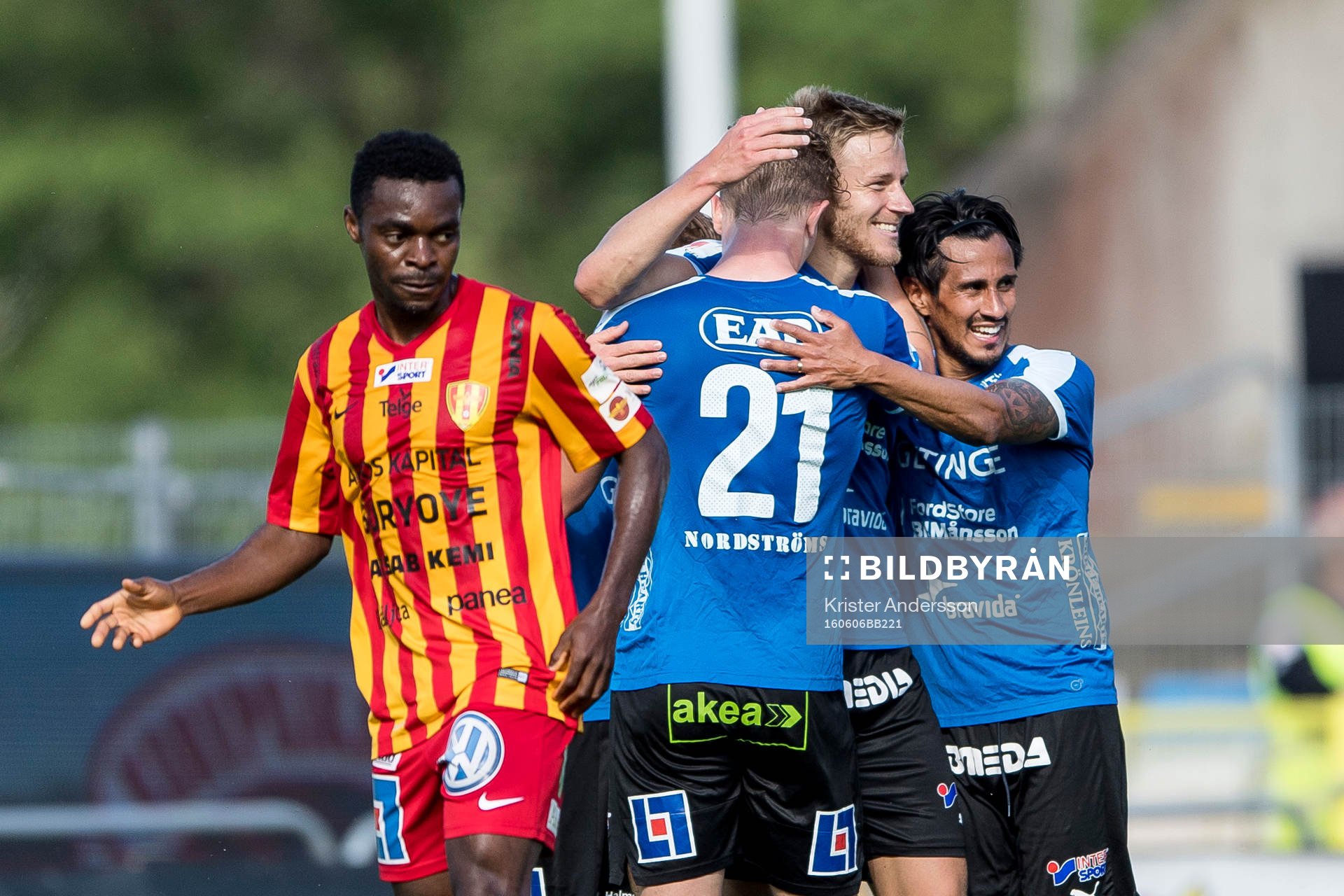 Halmstads Alexander Ruud Tveter ( i mitten) har gjort 1-0