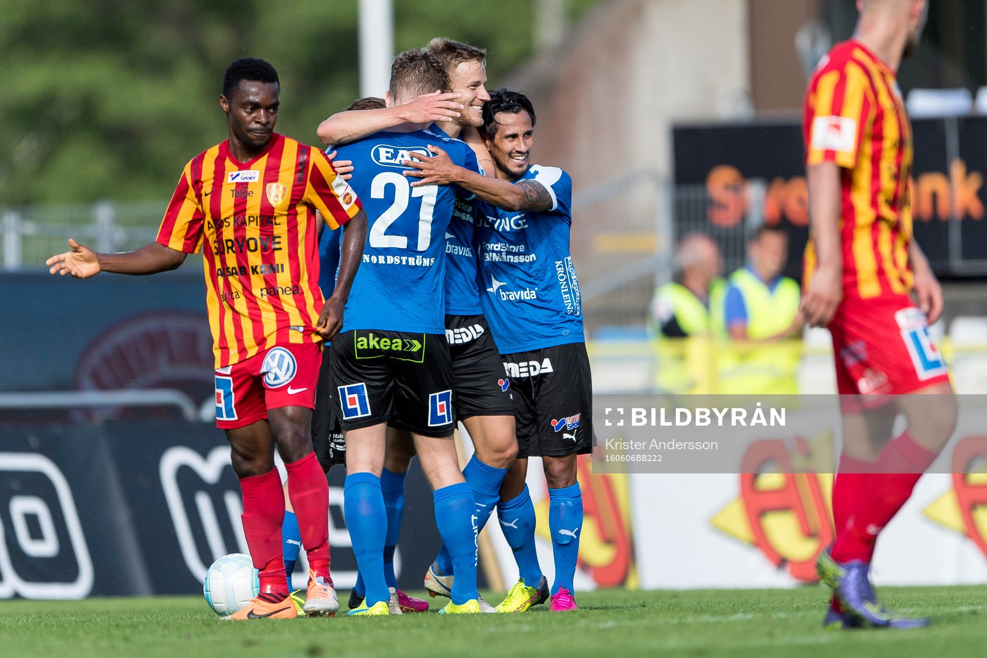 Halmstads Alexander Ruud Tveter ( i mitten) har gjort 1-0