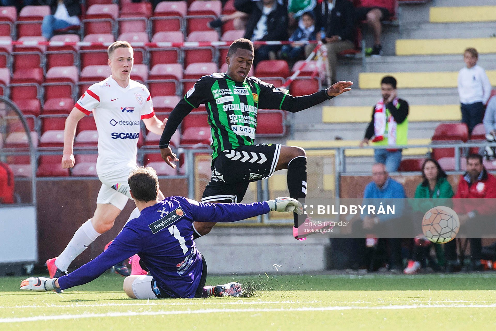 GAIS Luther Singh och Assyriskas målvakt Robin Malmkvist i