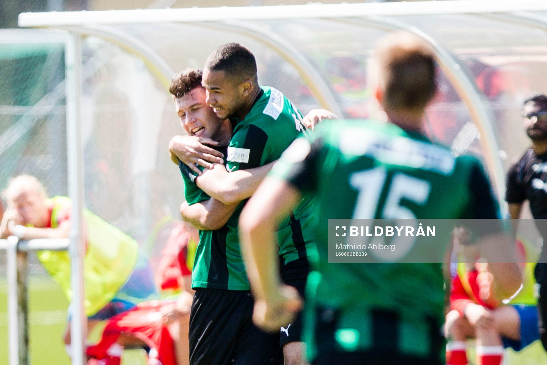 Högaborgs Dennis Kostantinovic jublar tillsammans med Jason Johnson efter sitt mål under fotbollsmatchen i Division 2 Västra Götaland mellan Helsingborgs IF Akademi och Högaborg den 6 juni 2016 i Helsingborg.