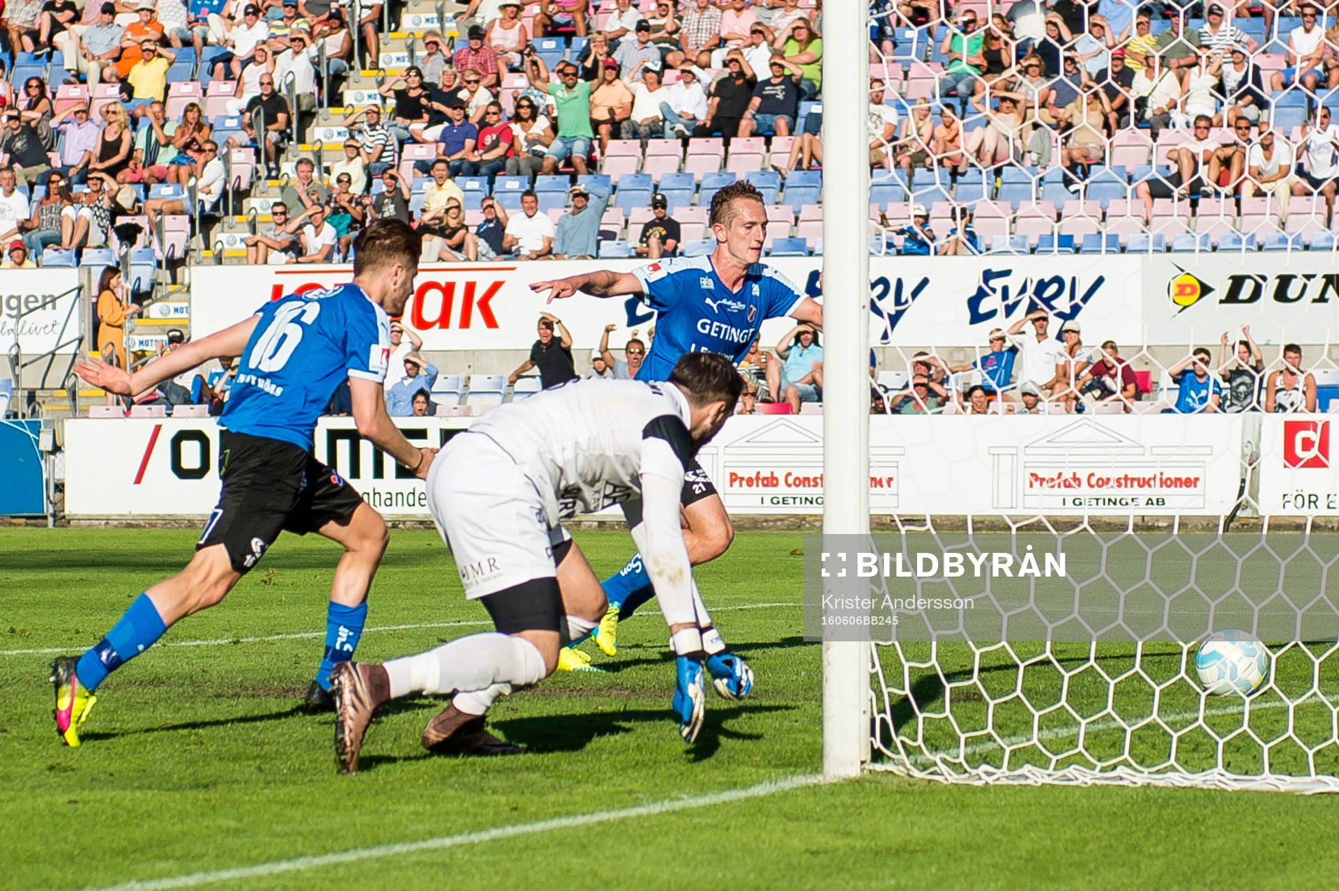 Halmstads Andreas Bengtsson gör 2-0 och jublar under fotbollsmatchen i Superettan mellan Halmstad och Syrianska den 6 juni 2016 i Halmstad.