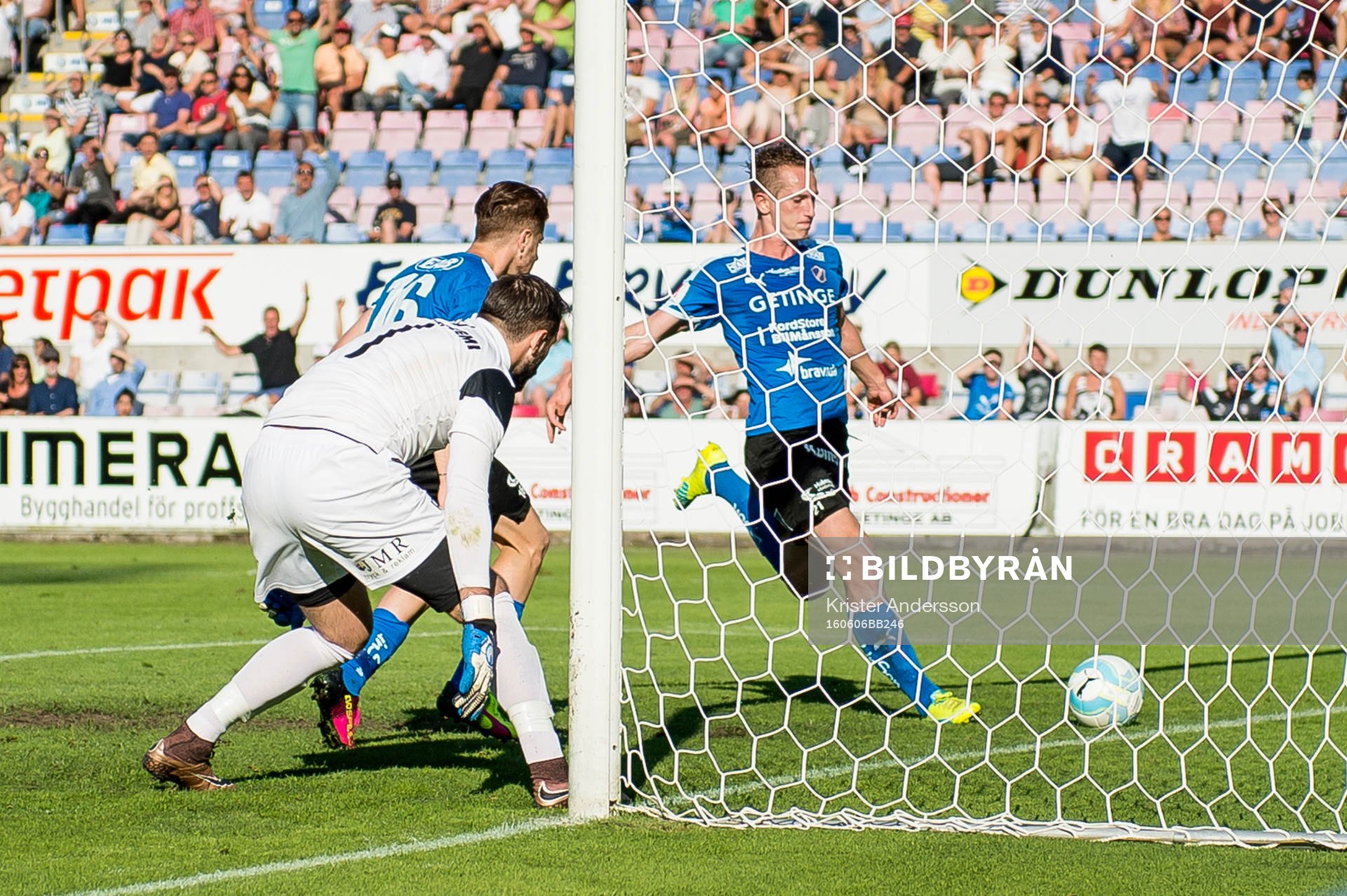Halmstads Andreas Bengtsson gör 2-0 och jublar
