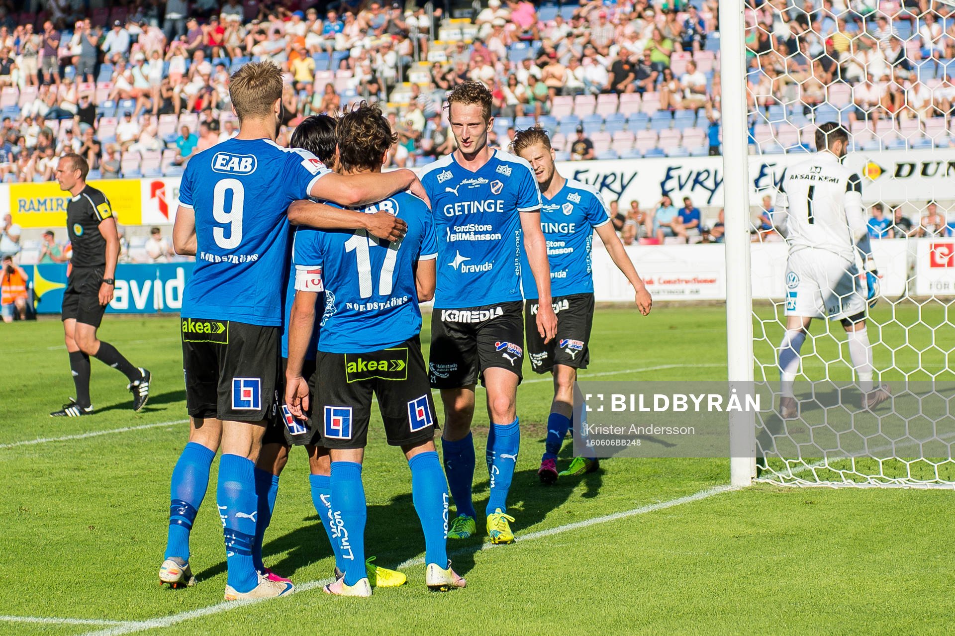 Halmstads Andreas Bengtsson har gjort 2-0 och jublar