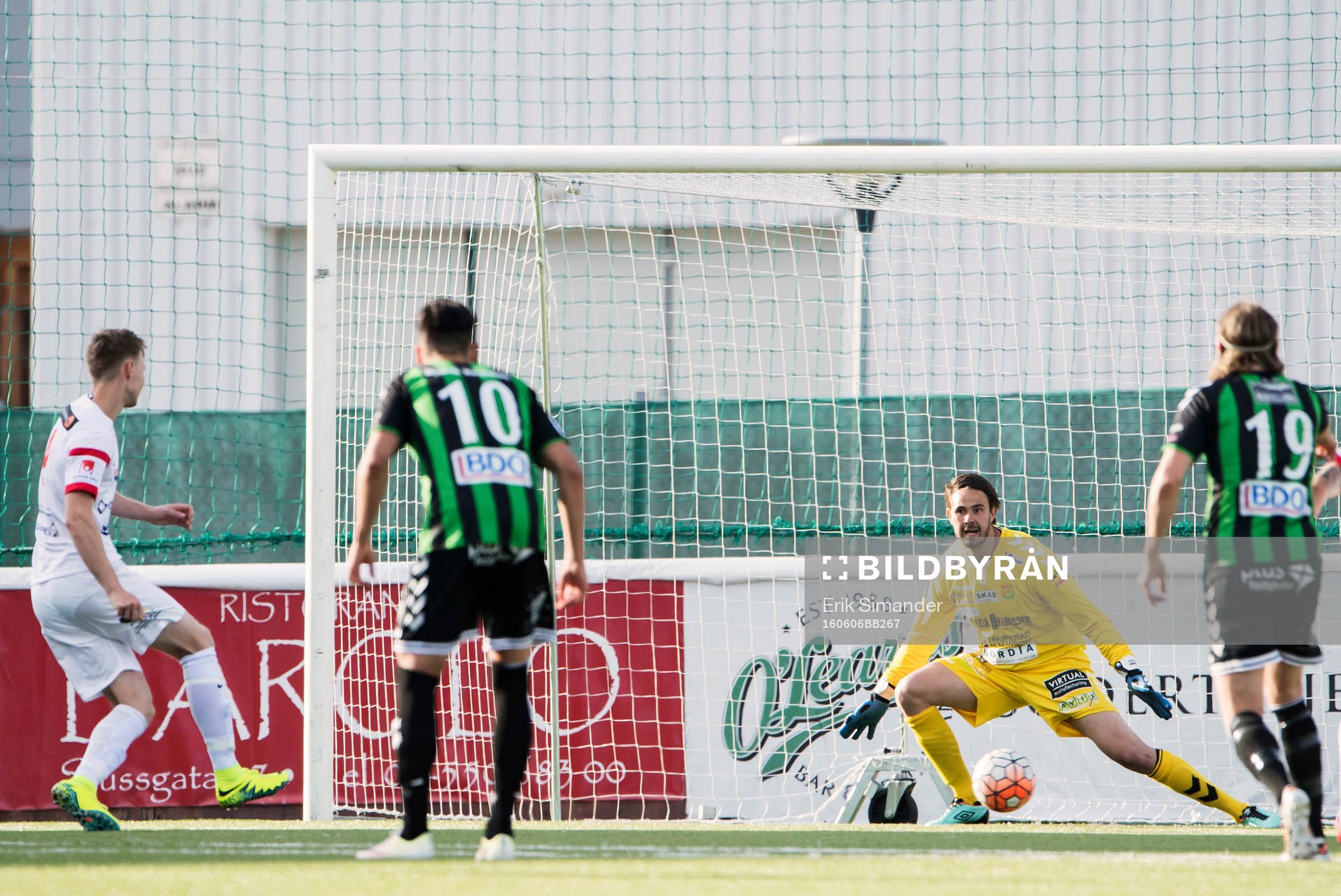 Assyriskas Tim Söderström sätter 2-2 på straff på