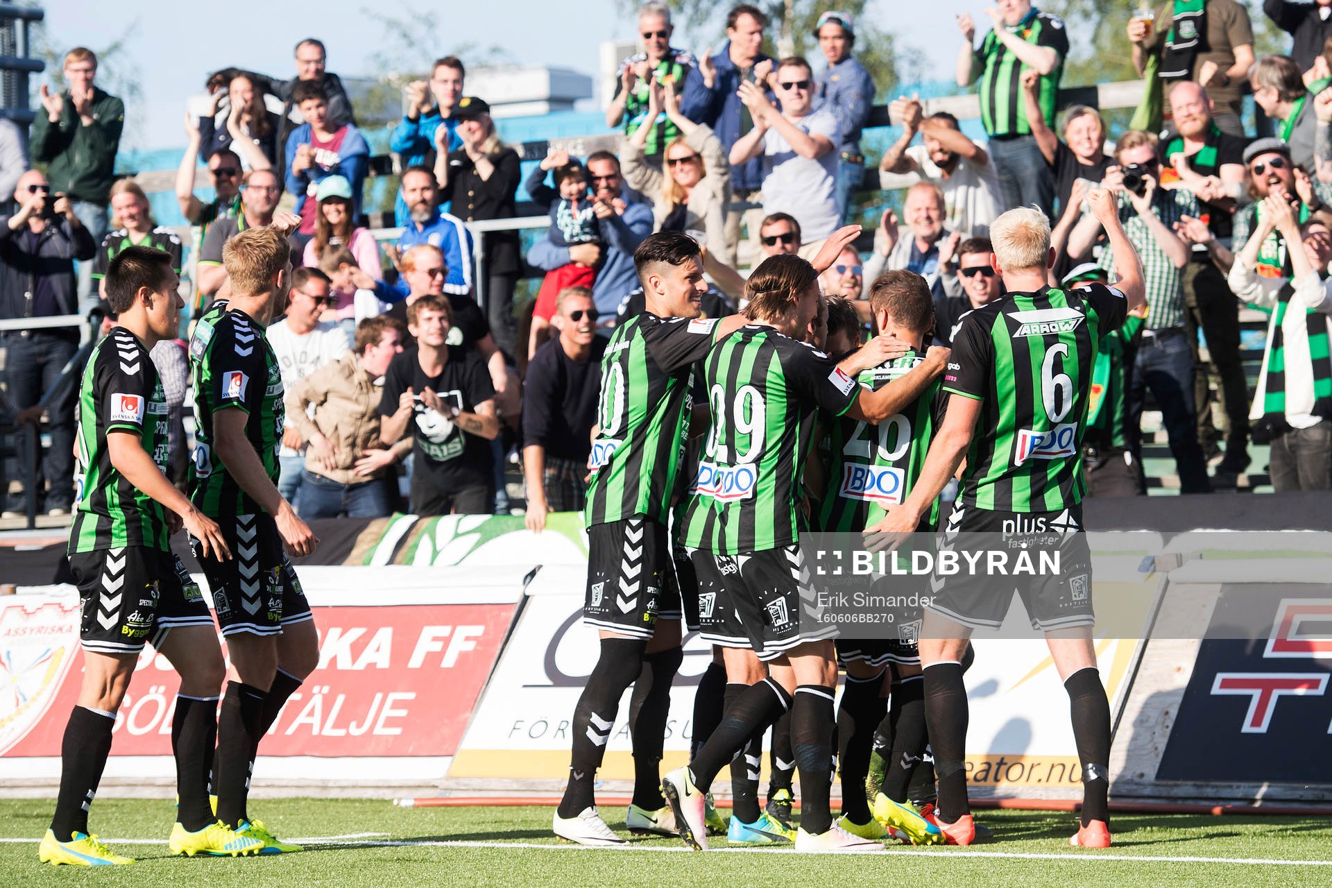 GAIS spelare jublar framför klacken