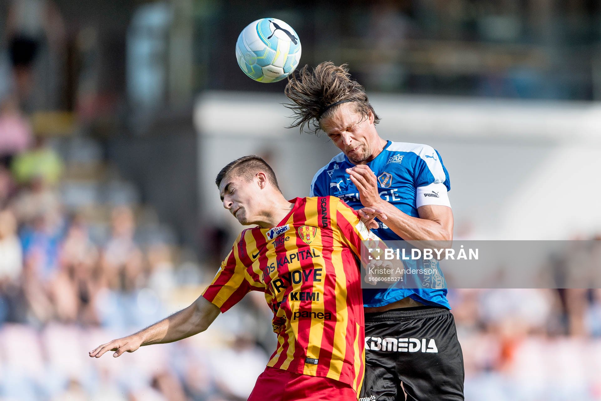 Syrianskas Marko Nikolic och Halmstads Fredrik Liverstam under fotbollsmatchen i Superettan mellan Halmstad och Syrianska den 6 juni 2016 i Halmstad.