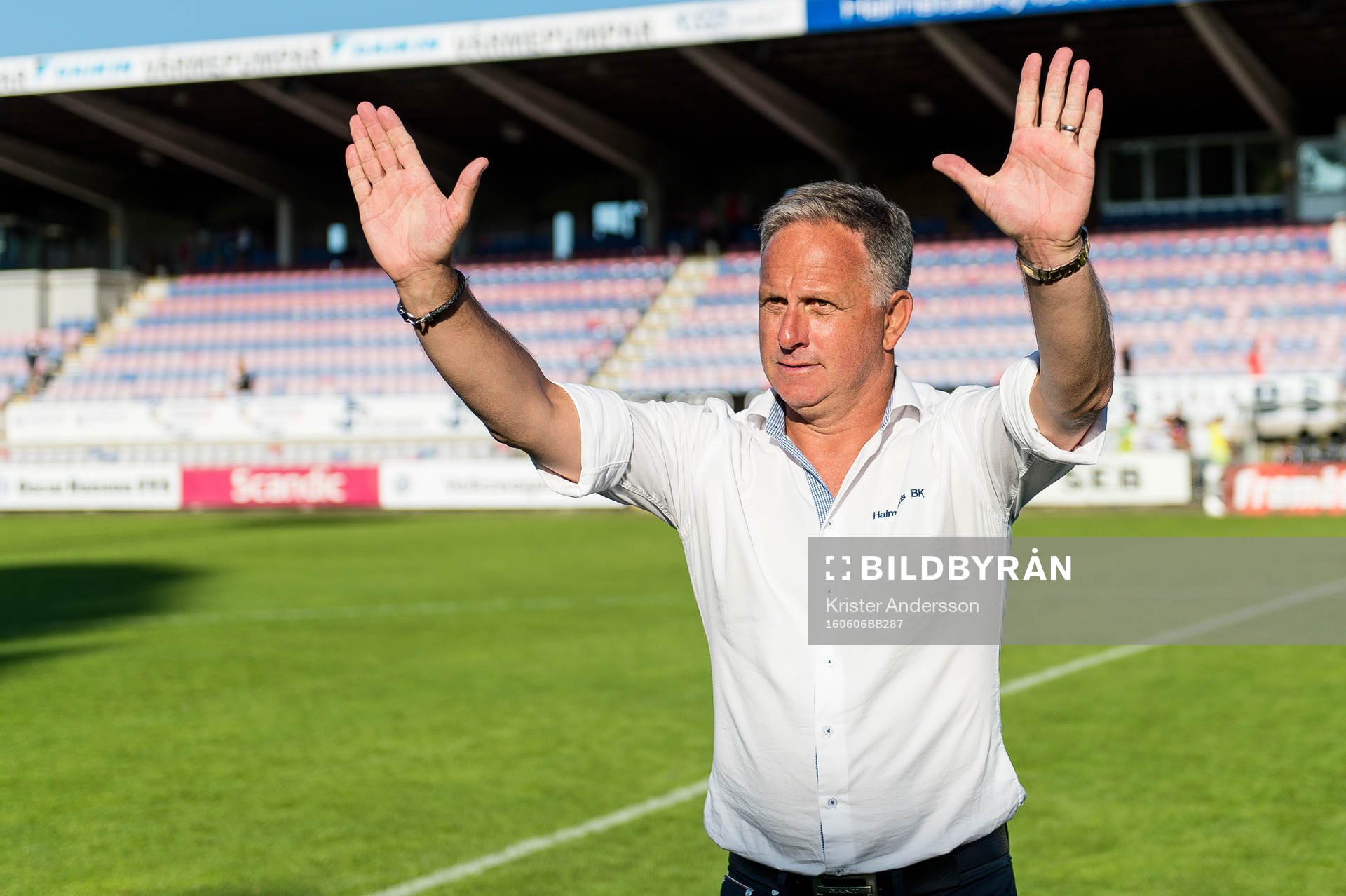 Halmstads tränare Jan Jönsson jublar efter fotbollsmatchen i Superettan mellan Halmstad och Syrianska den 6 juni 2016 i Halmstad.