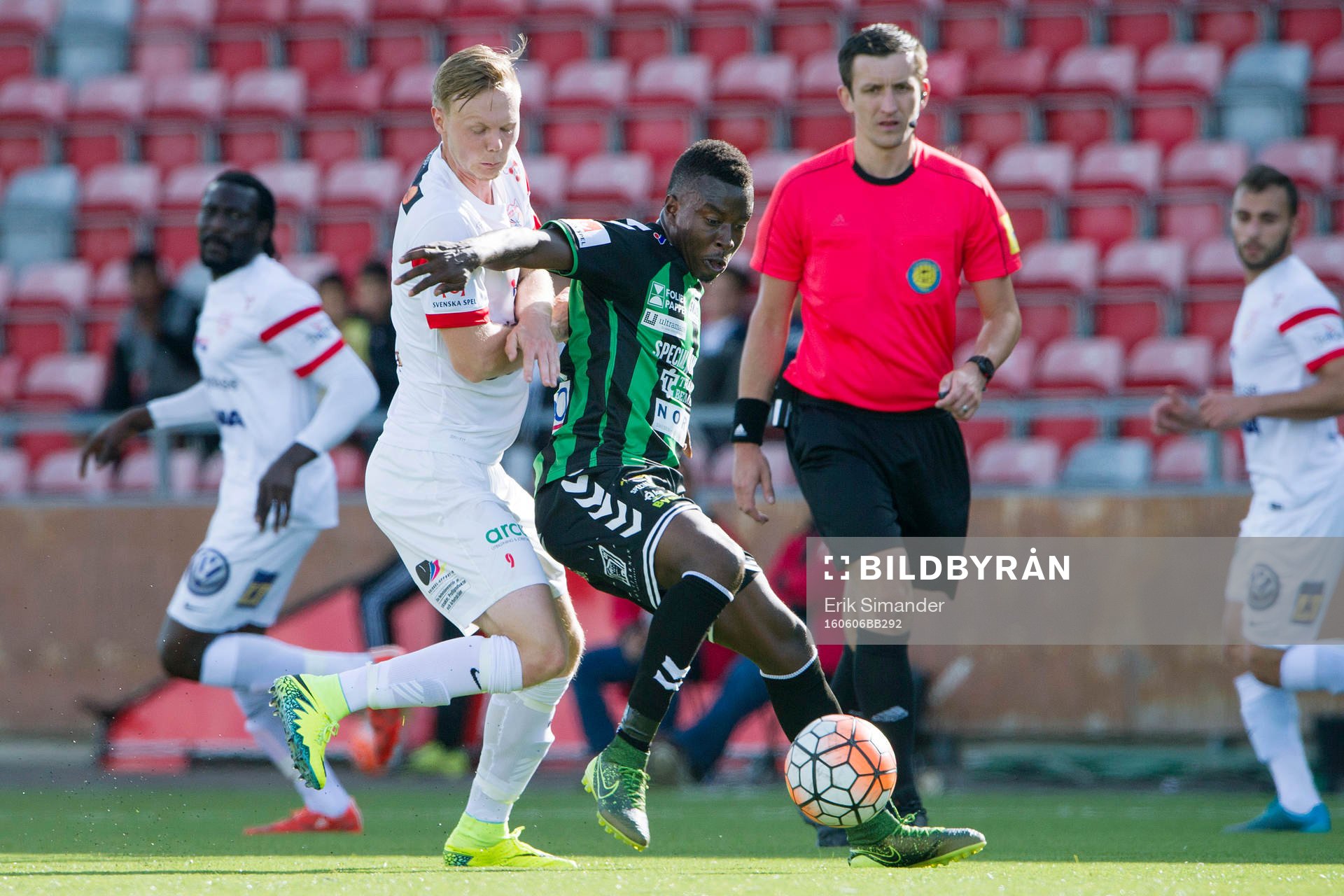 Assyriskas Tim Söderström och GAIS Kieron Cadogan i kamp om bollen under fotbollsmatchen i Superettan mellan Assyriska och GAIS den 6 juni 2016 i Södertälje.