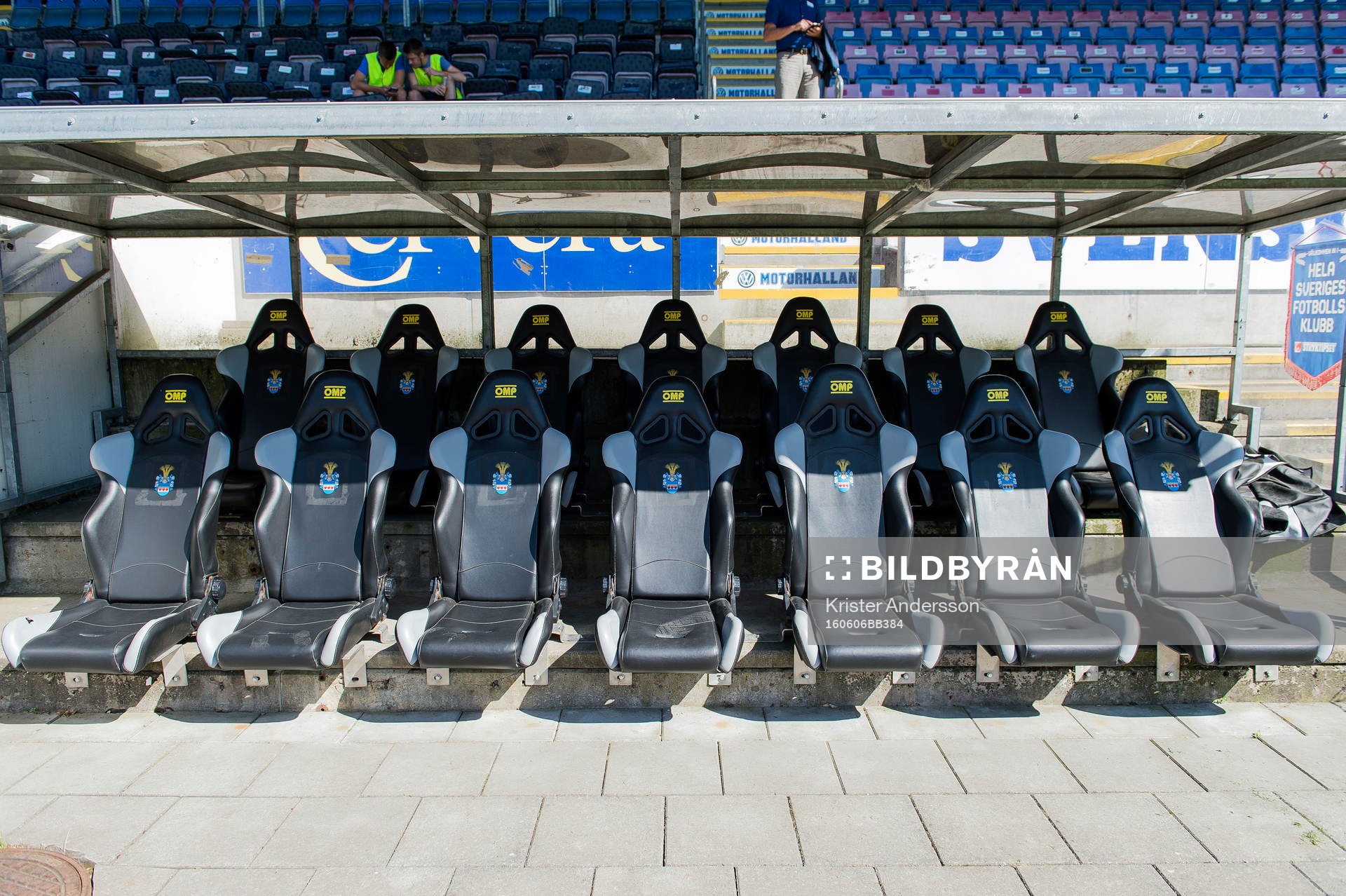 Avbytarbänken på Örjans Vall före fotbollsmatchen i