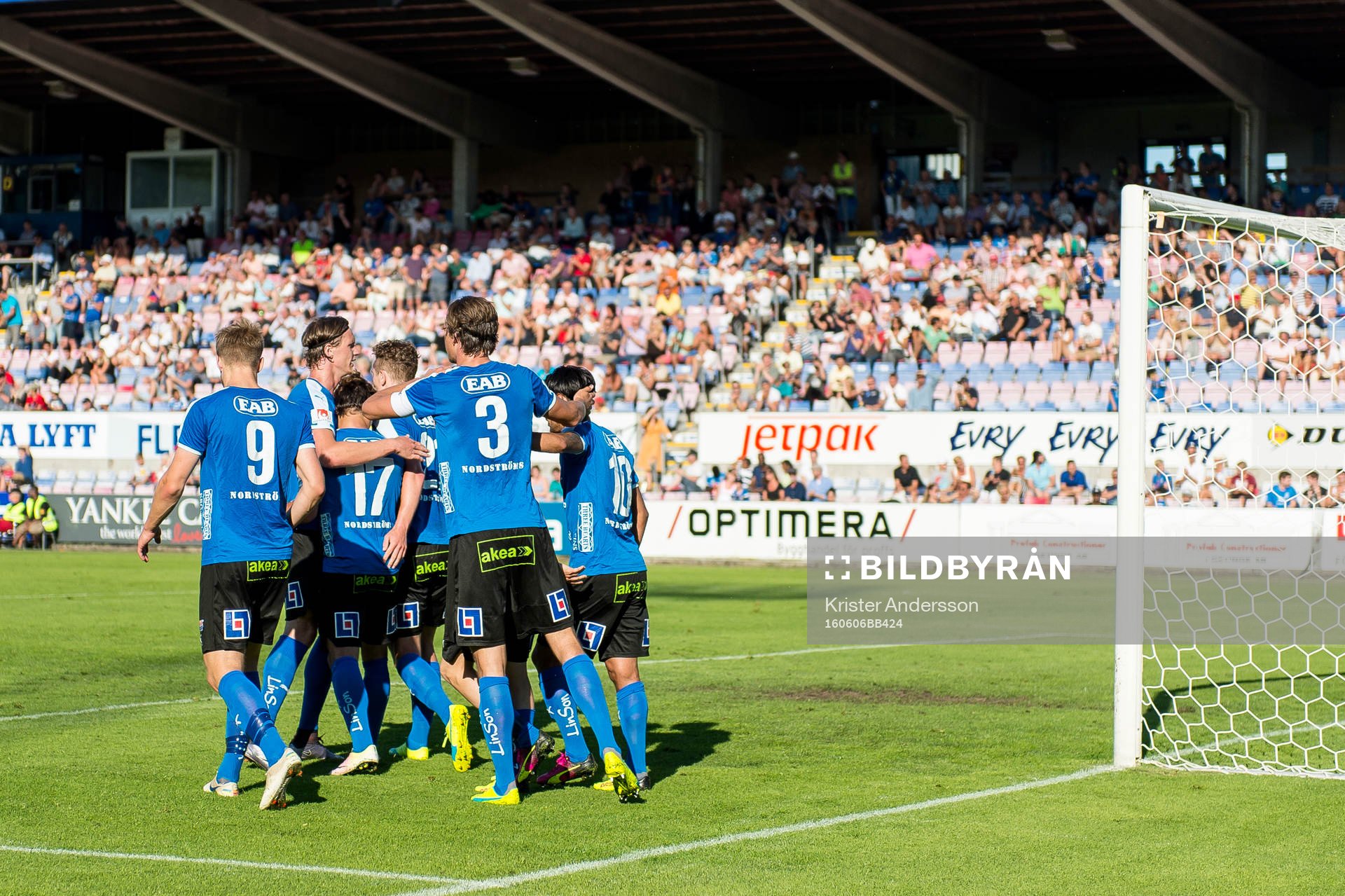 Halmstads Andreas Bengtsson har gjort 2-0 och spelarna