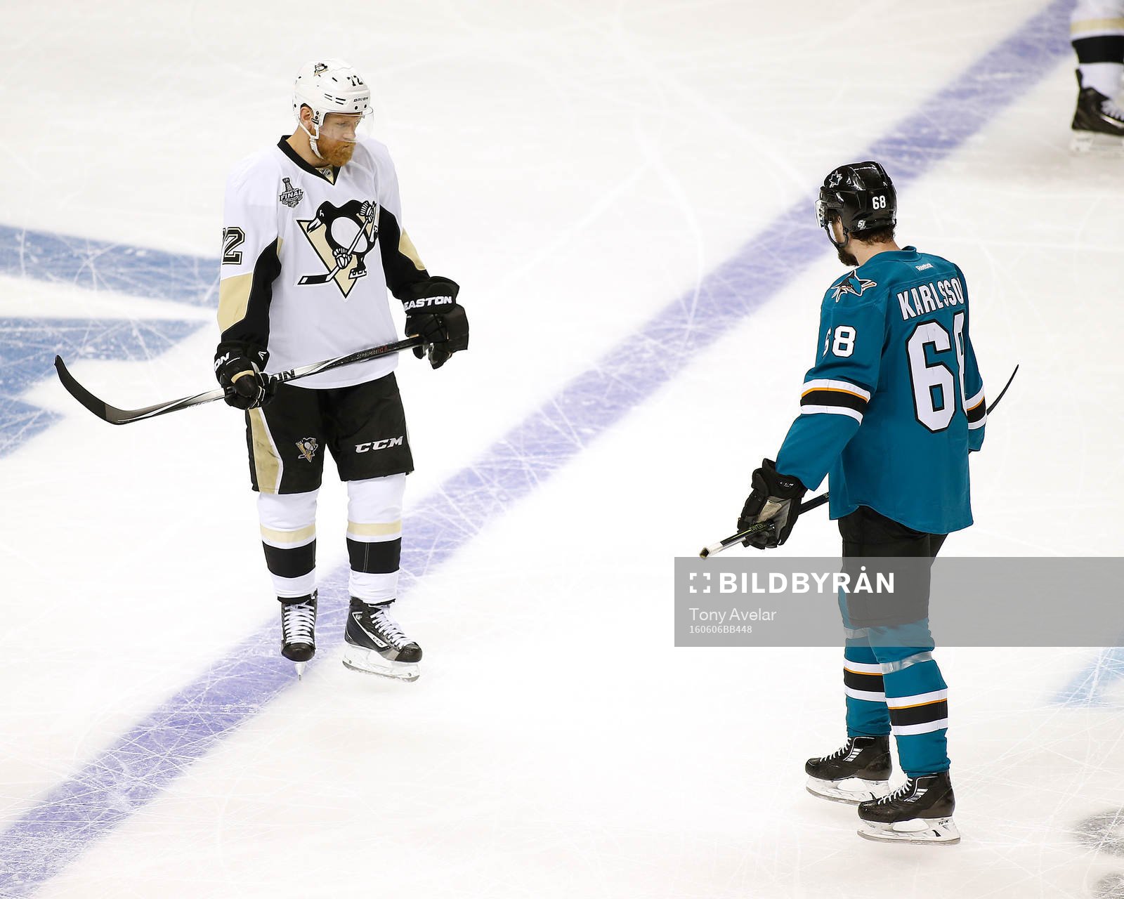Pittsburgh Penguins right wing Patric Hörnqvist (72) and
