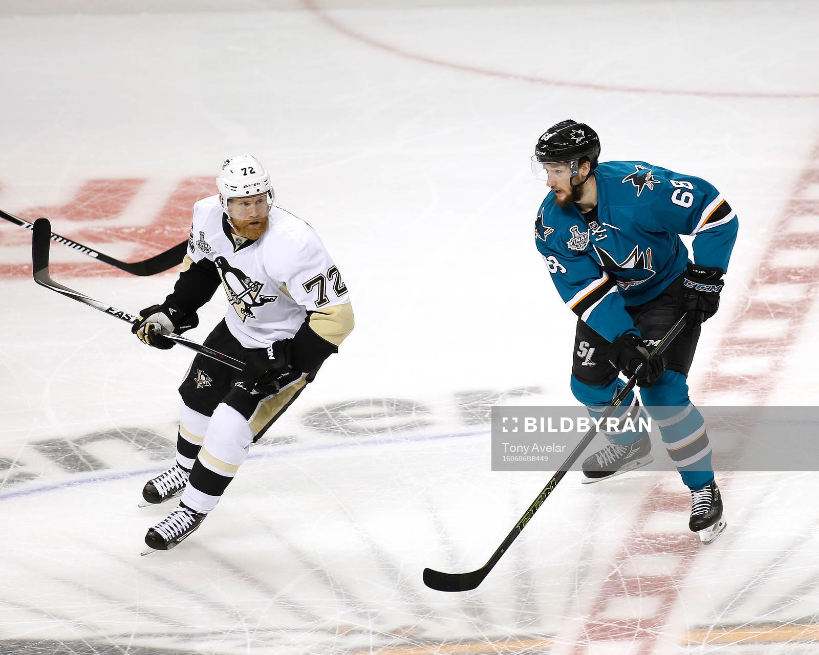 Pittsburgh Penguins right wing Patric Hörnqvist (72) and