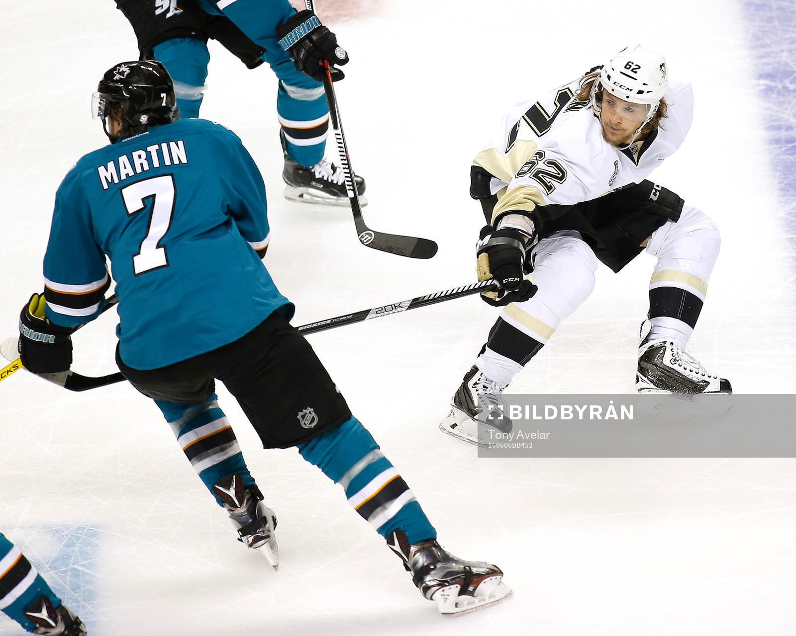 Pittsburgh Penguins left wing Carl Hagelin (62)