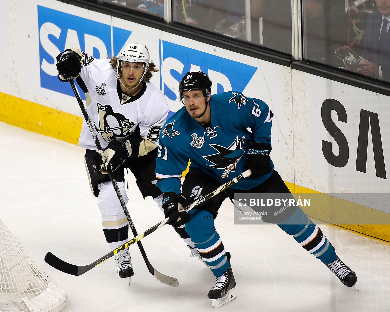 Pittsburgh Penguins left wing Carl Hagelin (62) and San