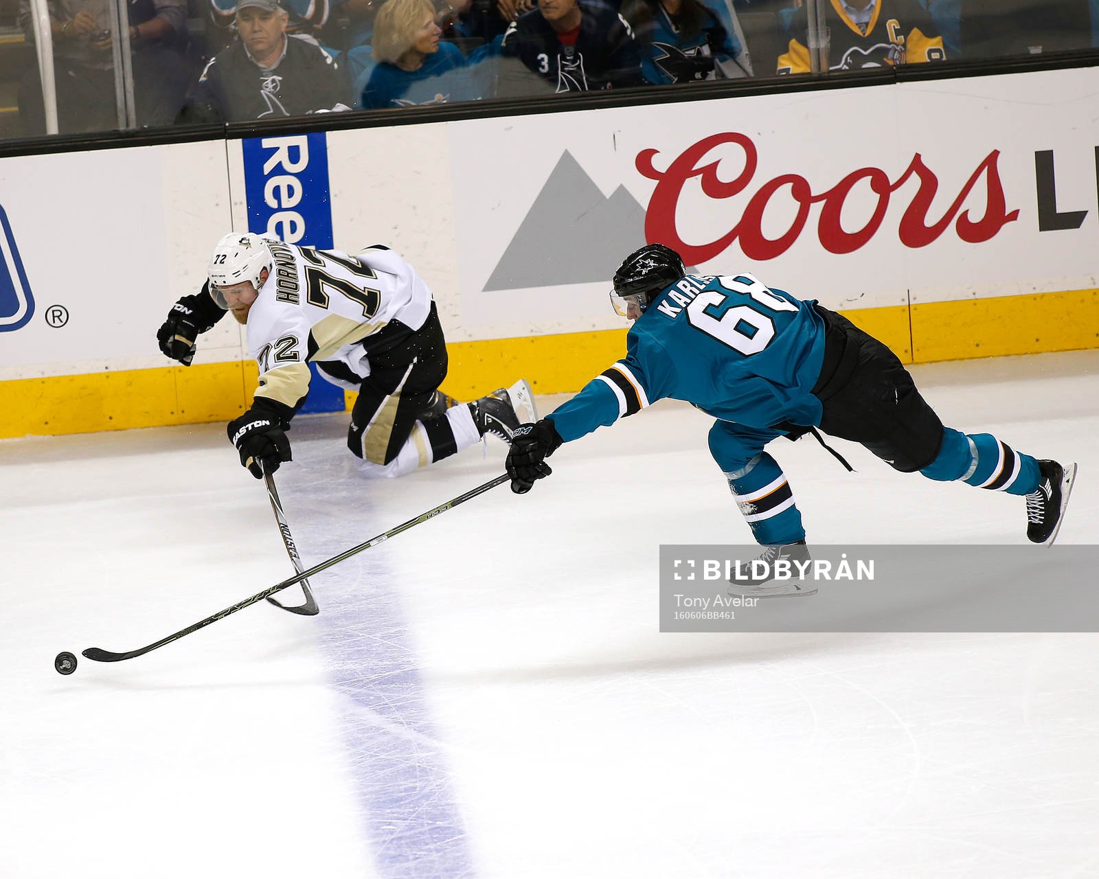 Pittsburgh Penguins right wing Patric Hörnqvist (72) and