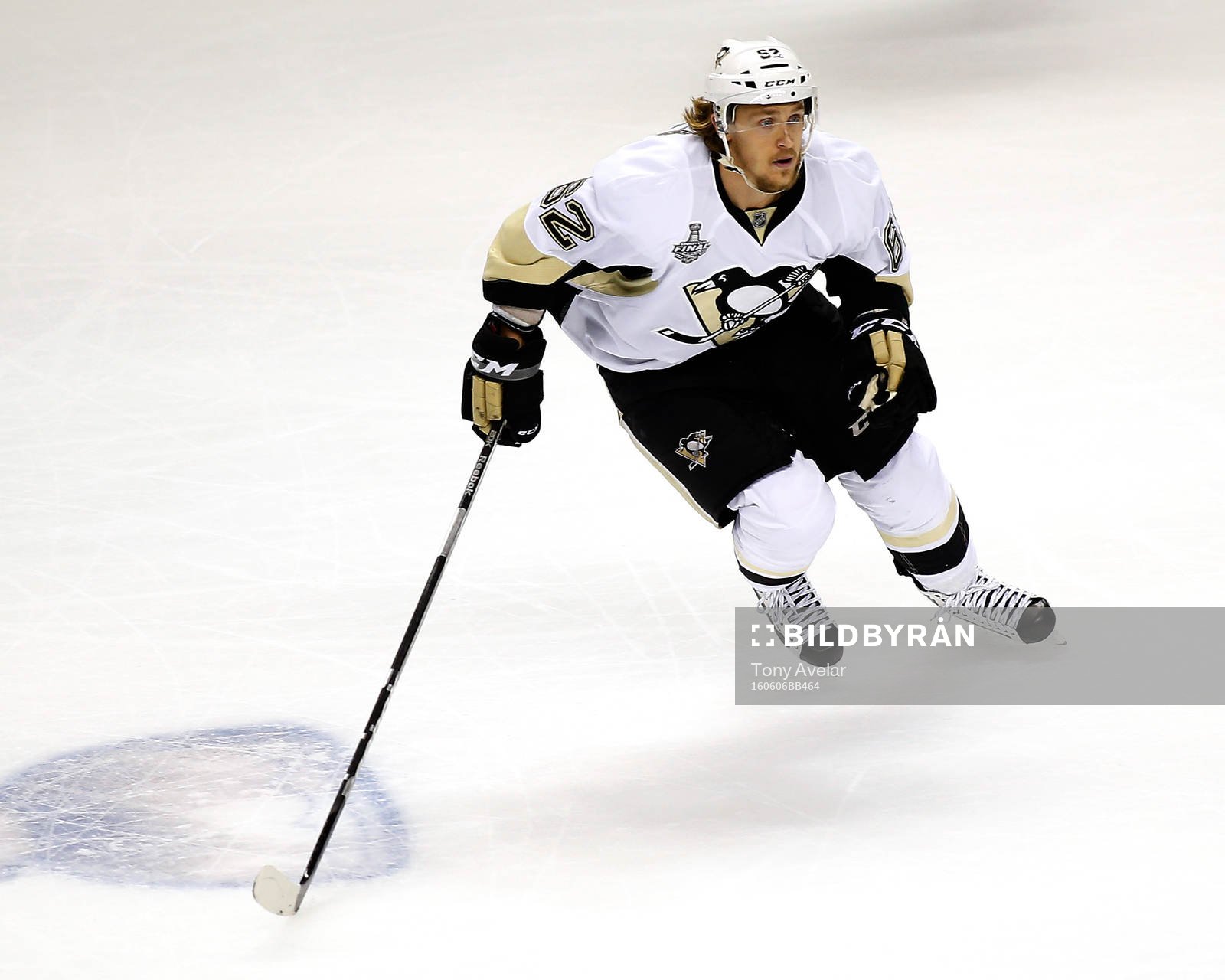 Pittsburgh Penguins left wing Carl Hagelin (62)