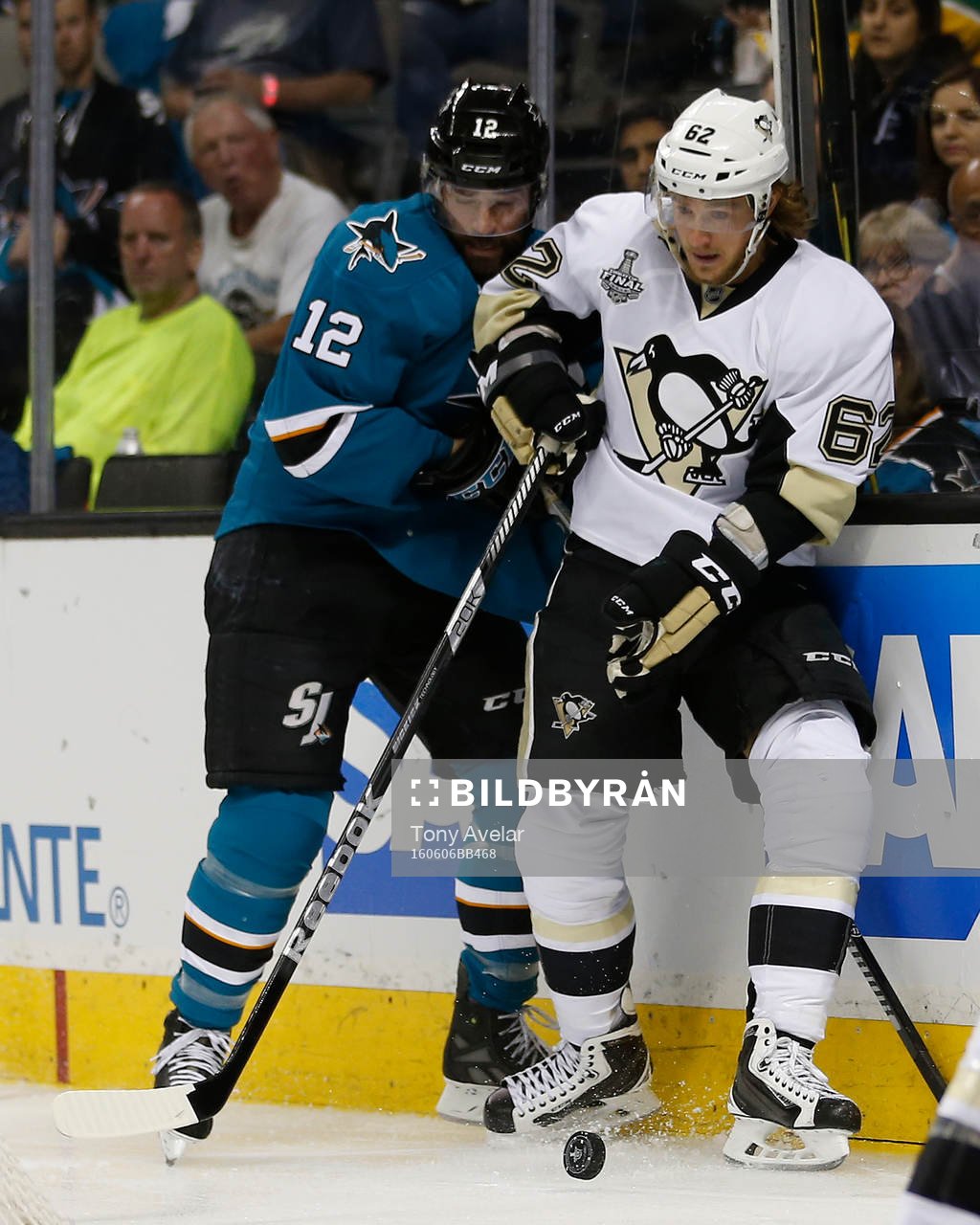 Pittsburgh Penguins left wing Carl Hagelin (62) battles