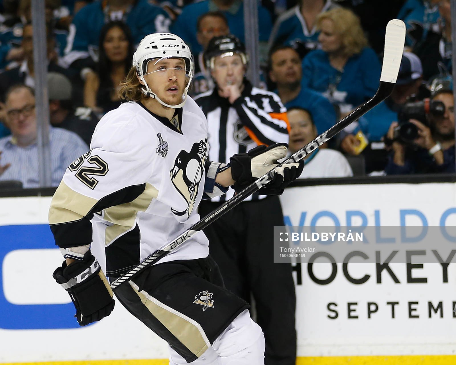 Pittsburgh Penguins left wing Carl Hagelin (62)
