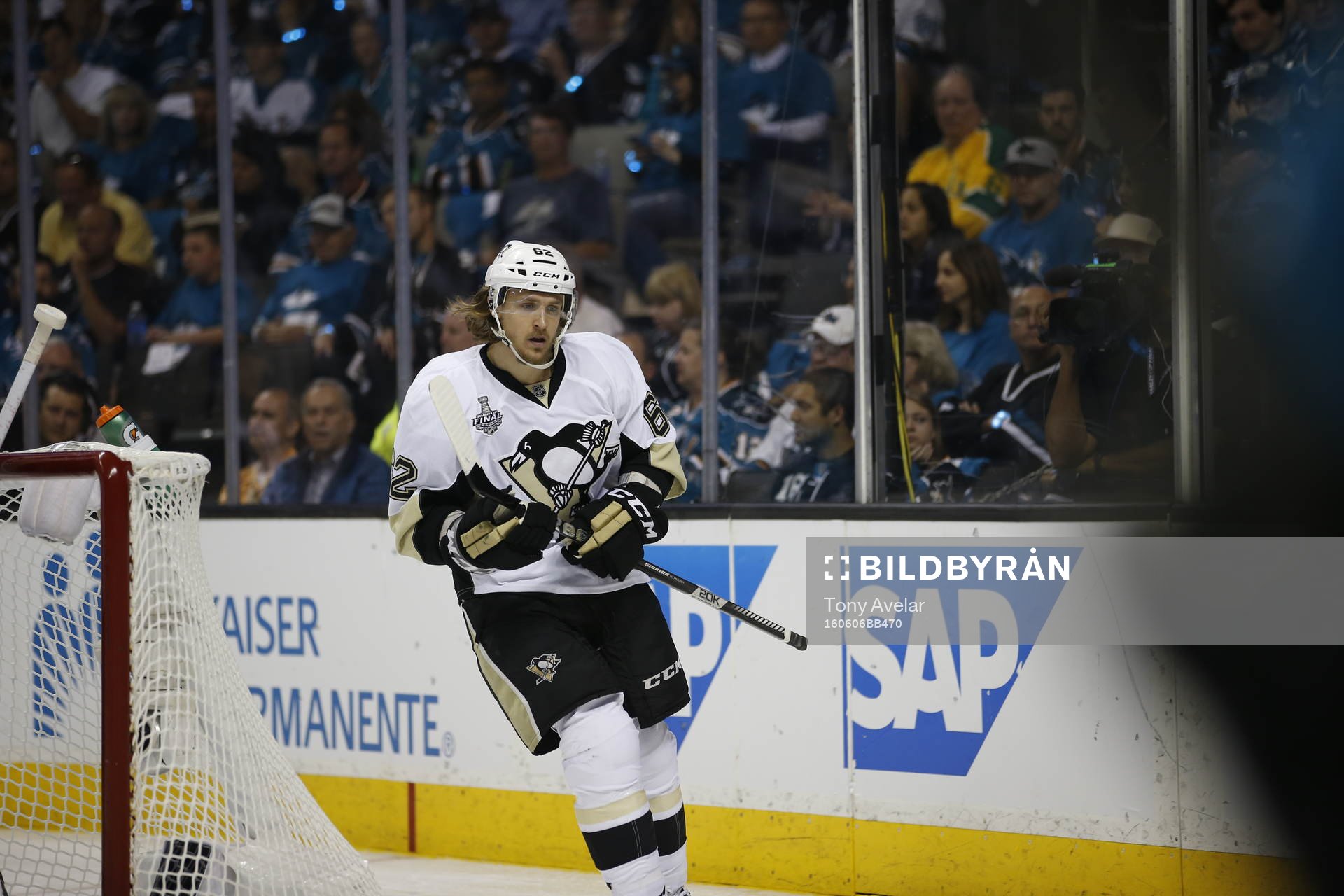 Pittsburgh Penguins left wing Carl Hagelin (62)