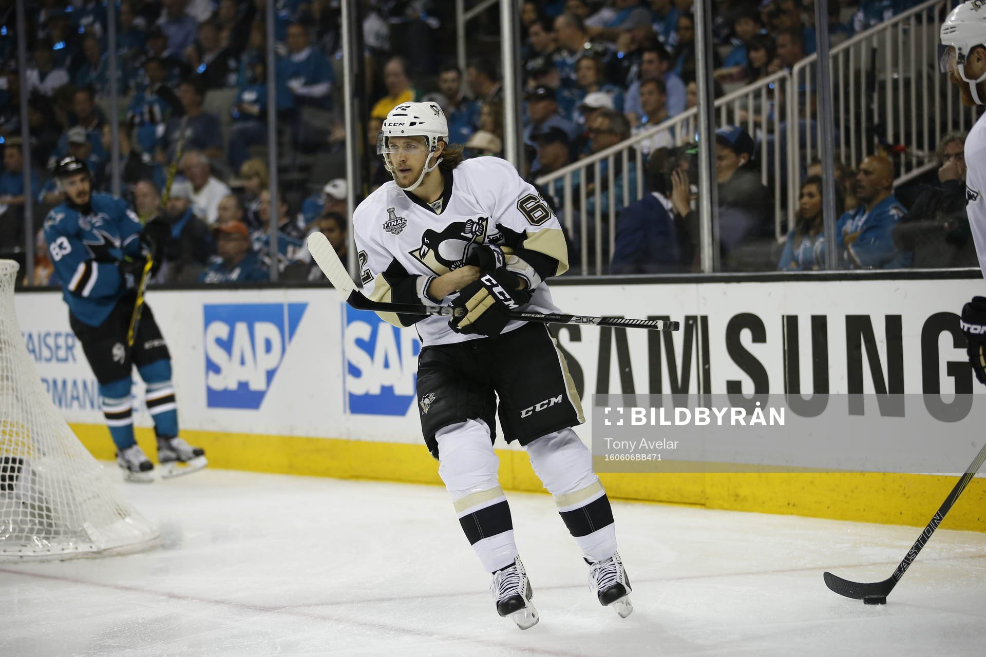 Pittsburgh Penguins left wing Carl Hagelin (62)