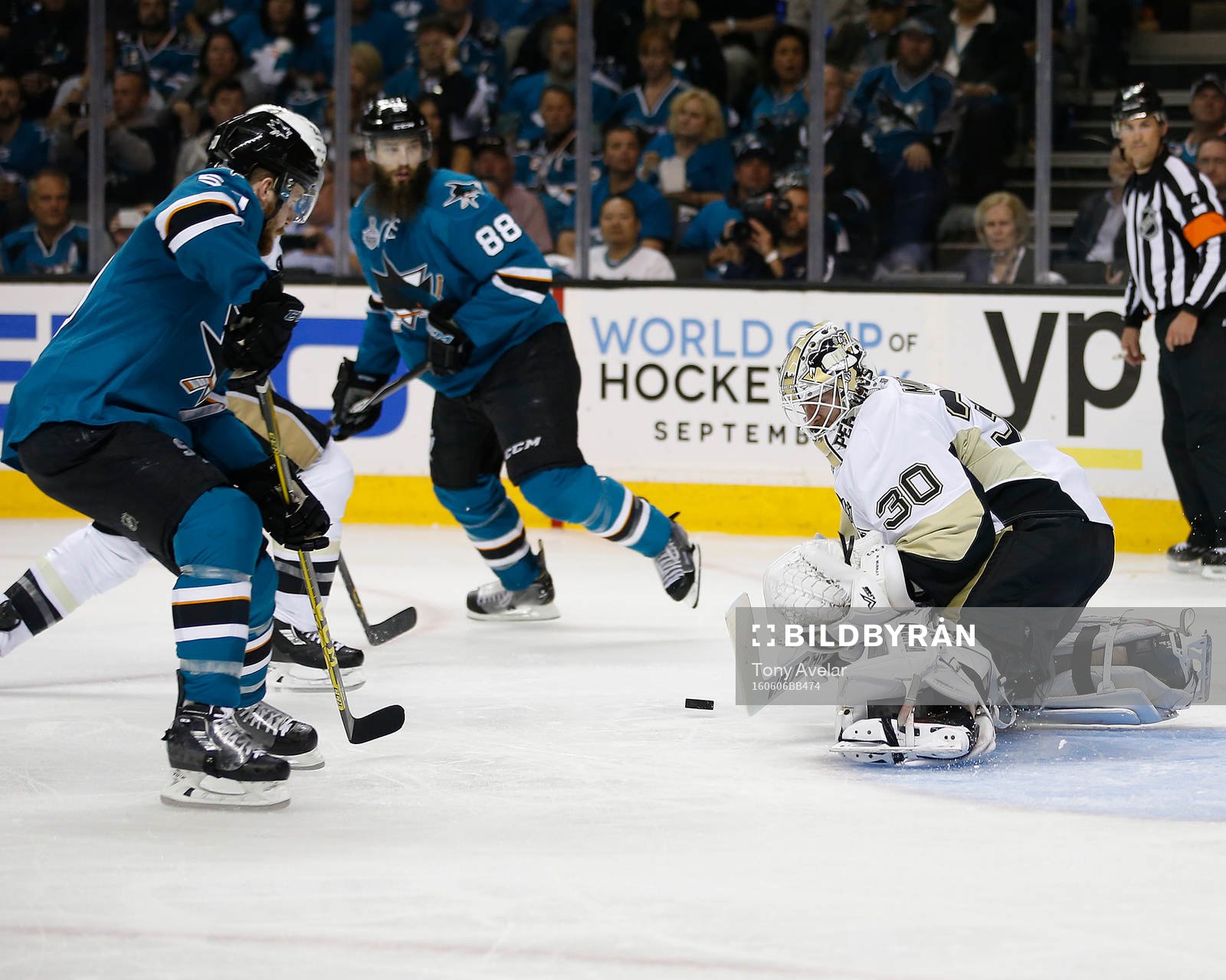 Pittsburgh Penguins goalie Matt Murray (30) stops a goal