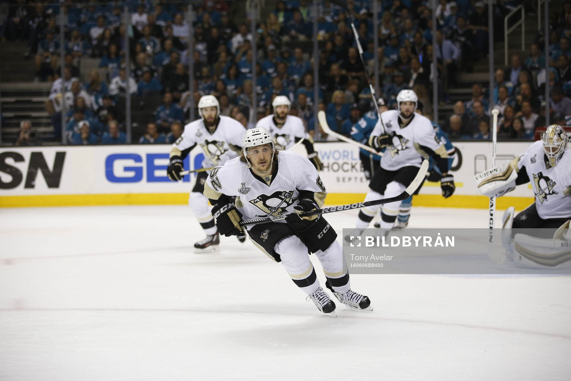 Pittsburgh Penguins left wing Carl Hagelin (62)