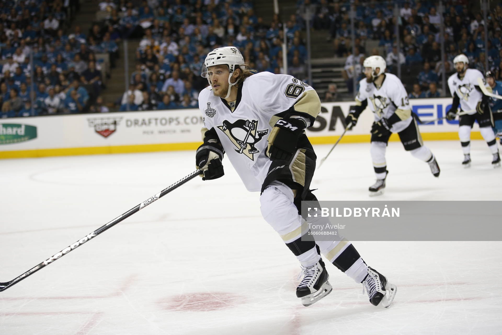 Pittsburgh Penguins left wing Carl Hagelin (62)
