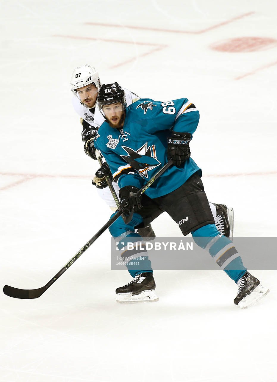 San Jose Sharks right wing Melker Karlsson (68)