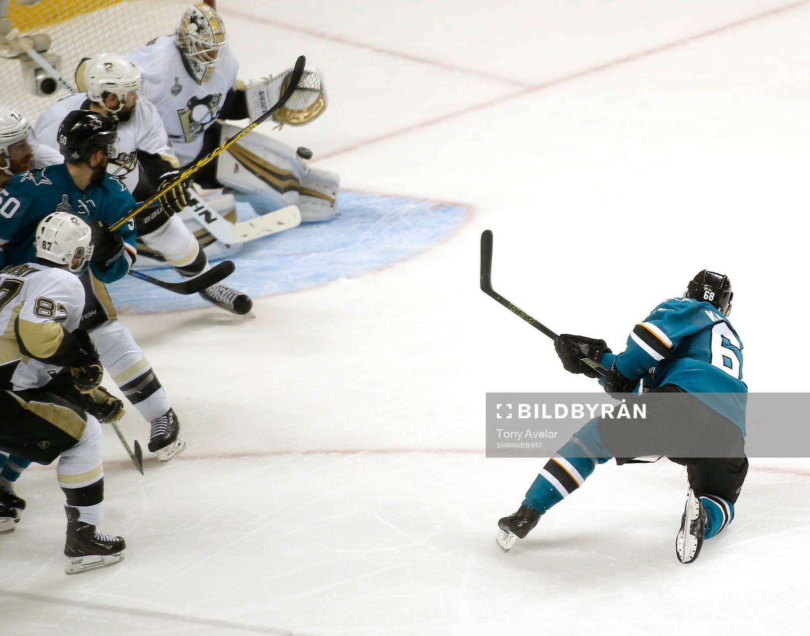San Jose Sharks right wing Melker Karlsson (68) scores a