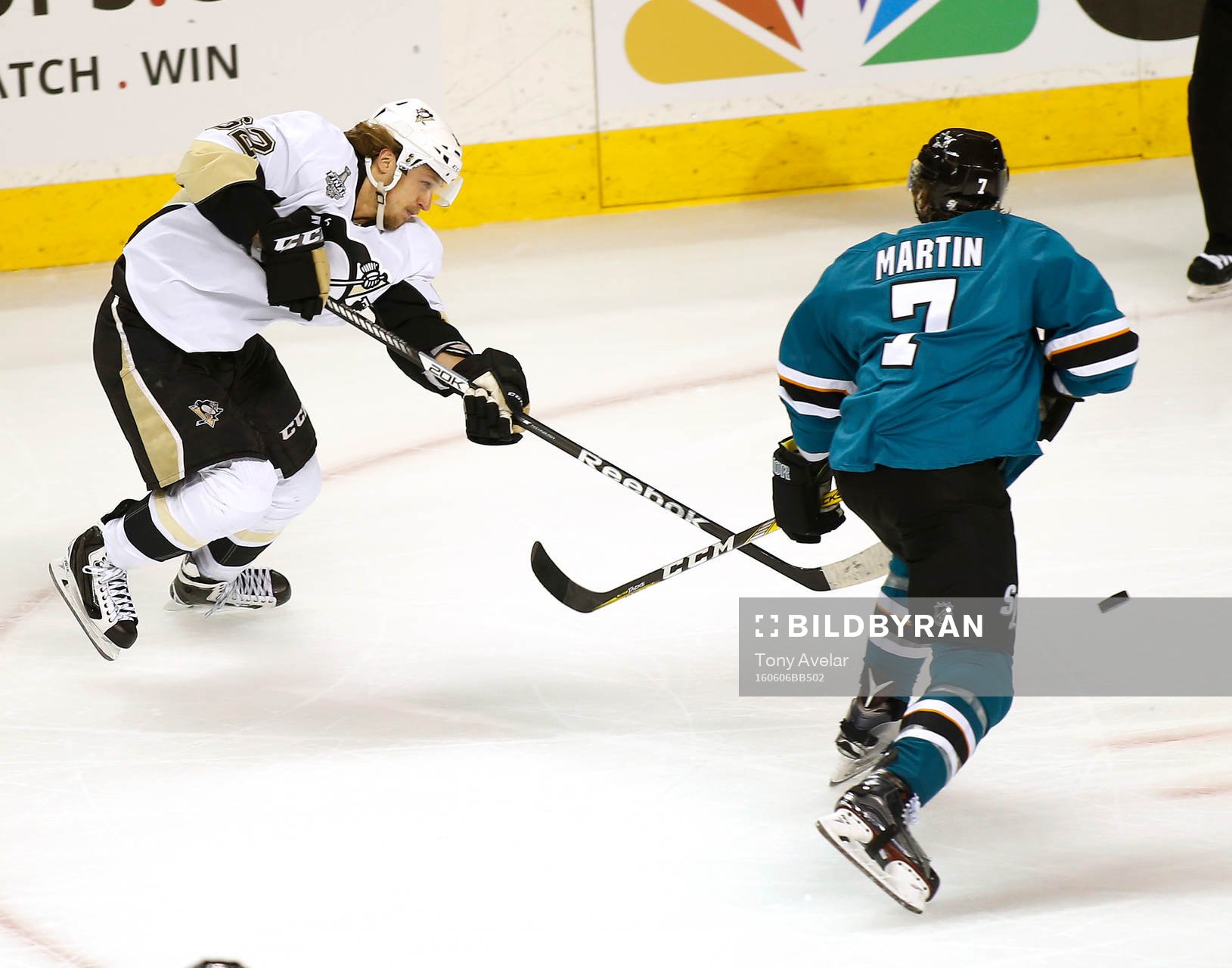 Pittsburgh Penguins left wing Carl Hagelin (62)