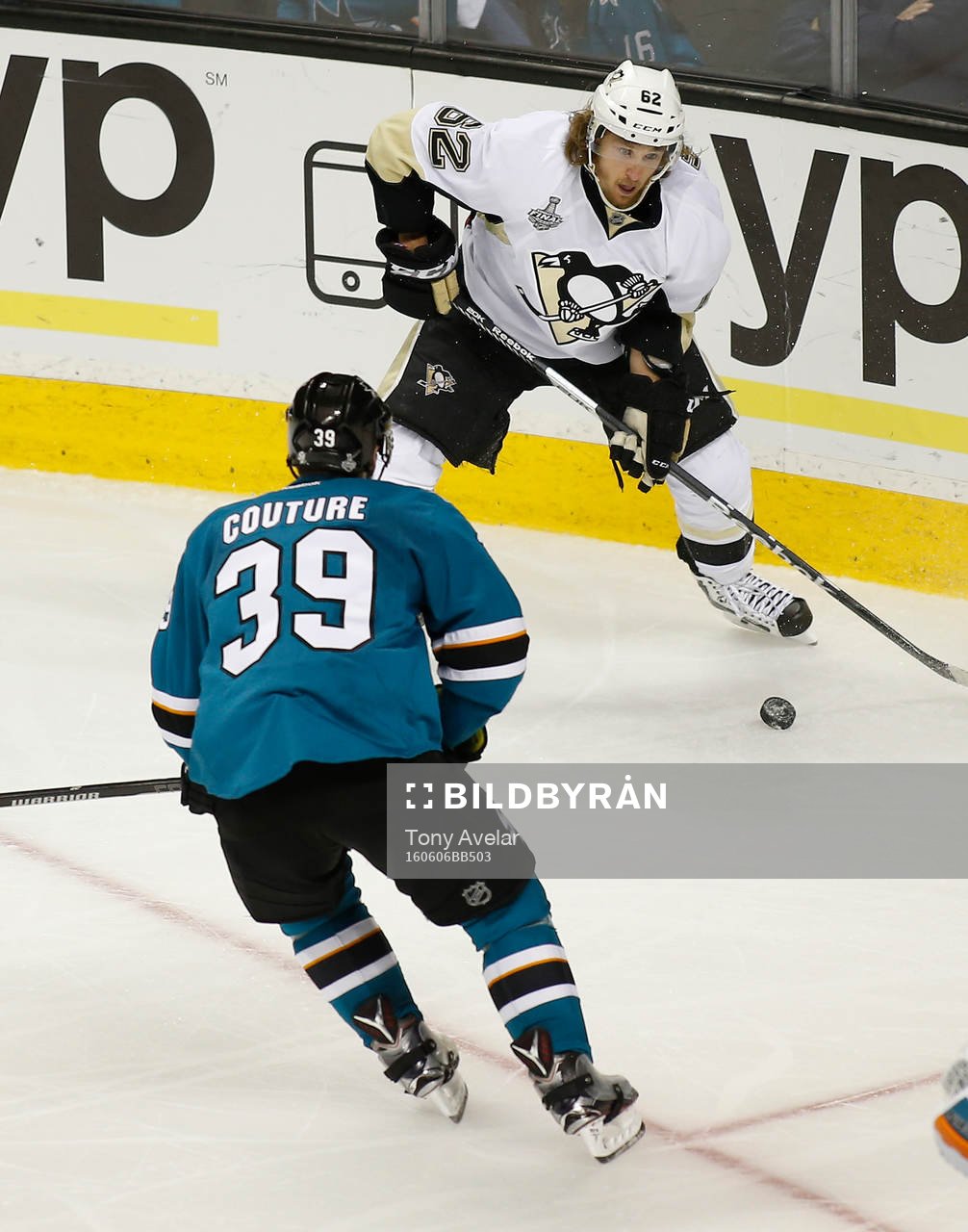 Pittsburgh Penguins left wing Carl Hagelin (62)